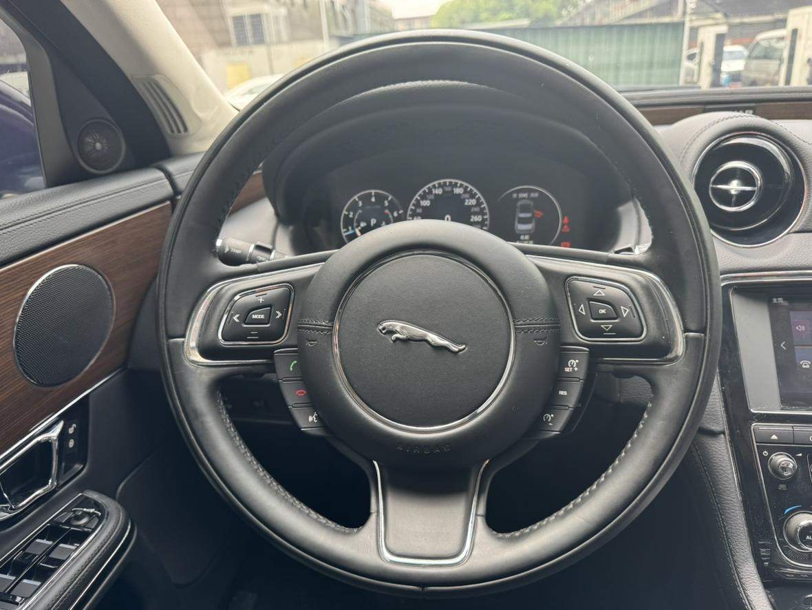 Jaguar XJ 2016 thumb 9