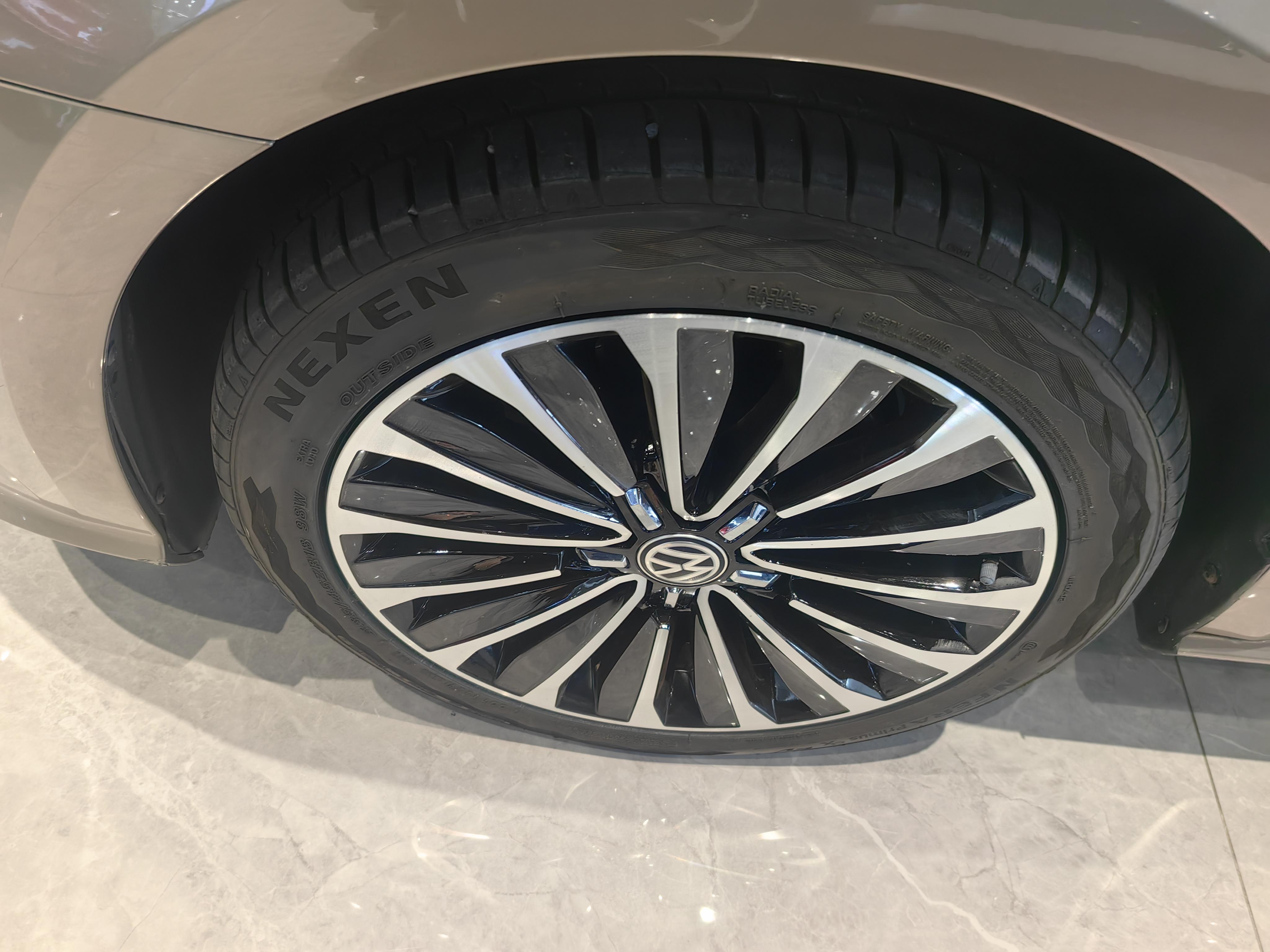 Volkswagen Passat (North America and China) 2017 thumb 4