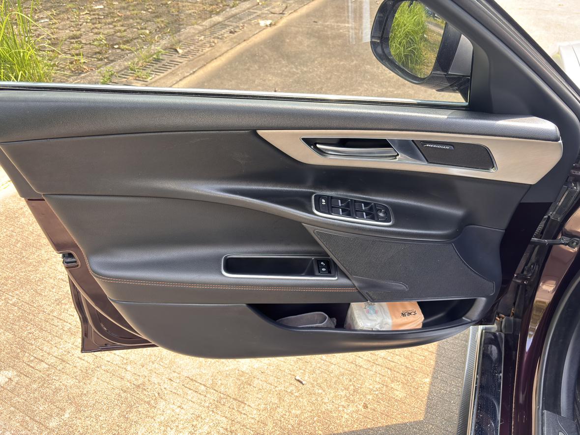 Jaguar XEL 2019 thumb 10