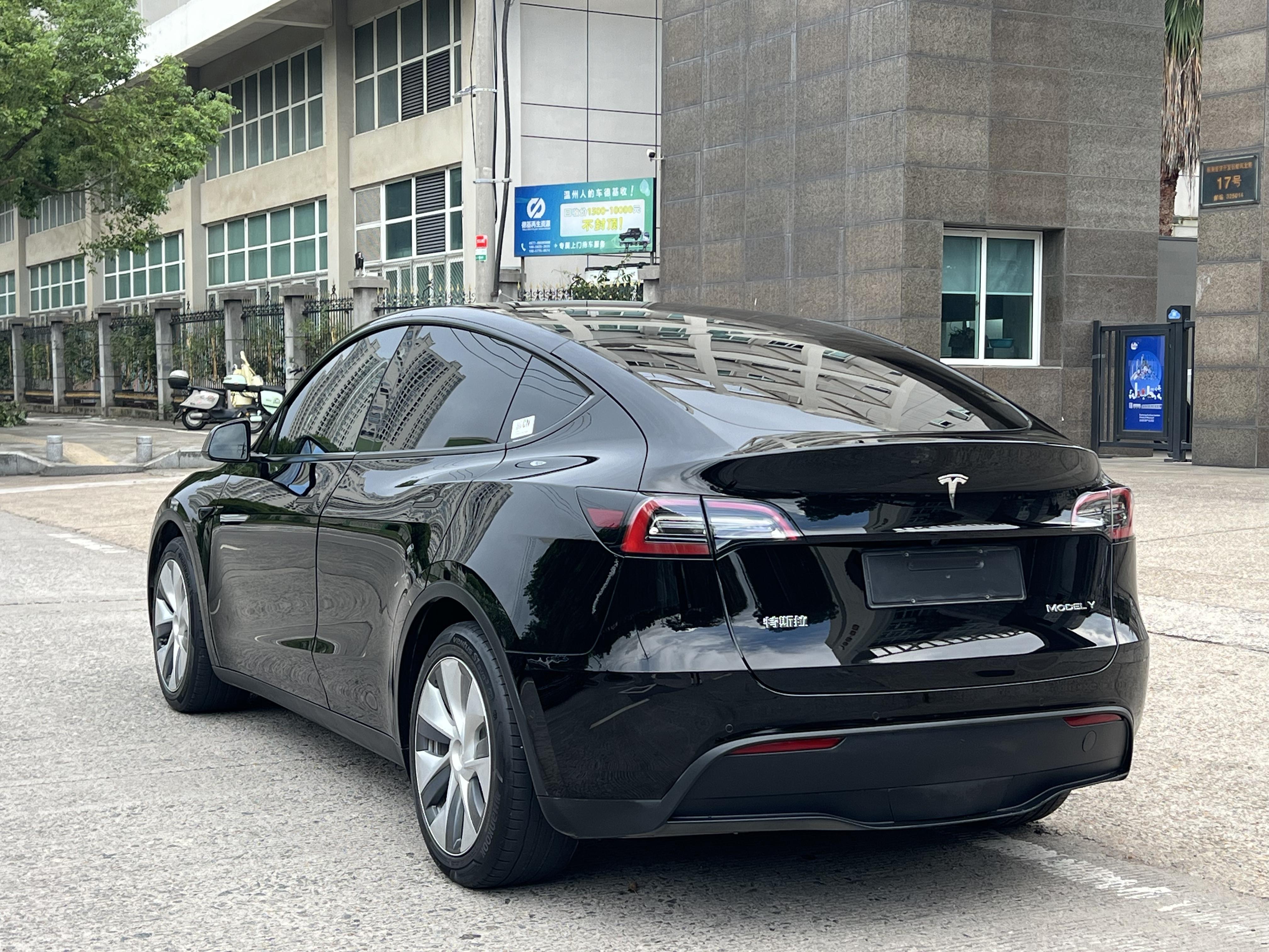 Tesla Model Y 2022 thumb 2