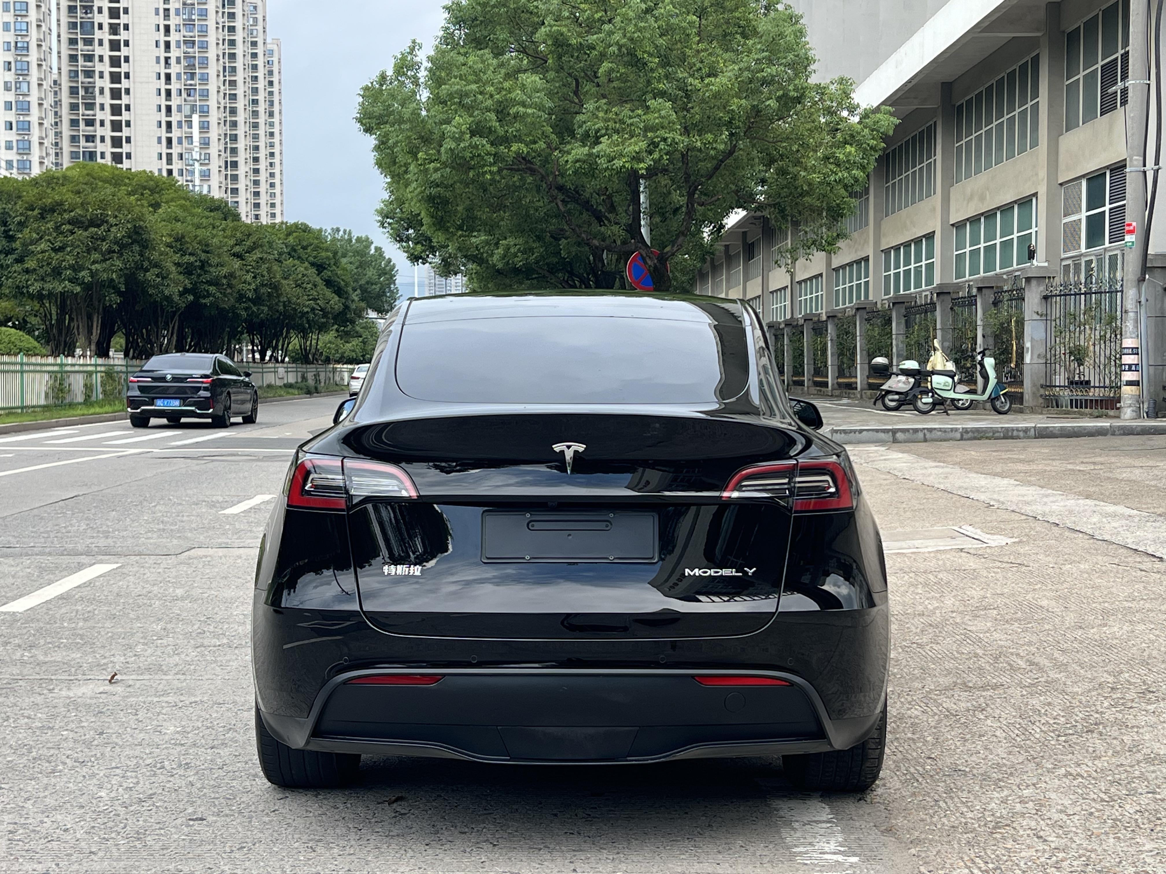 Tesla Model Y 2022 thumb 3