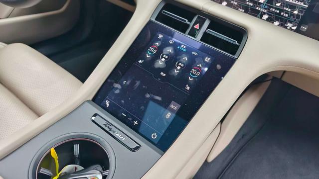 Porsche Taycan 2022 thumb 9