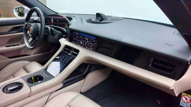 Porsche Taycan 2022 thumb 12
