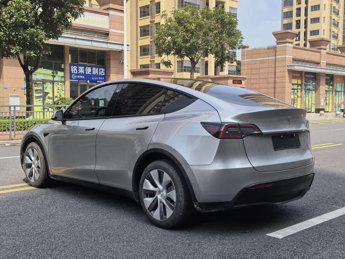 Tesla Model Y 2021 thumb 2