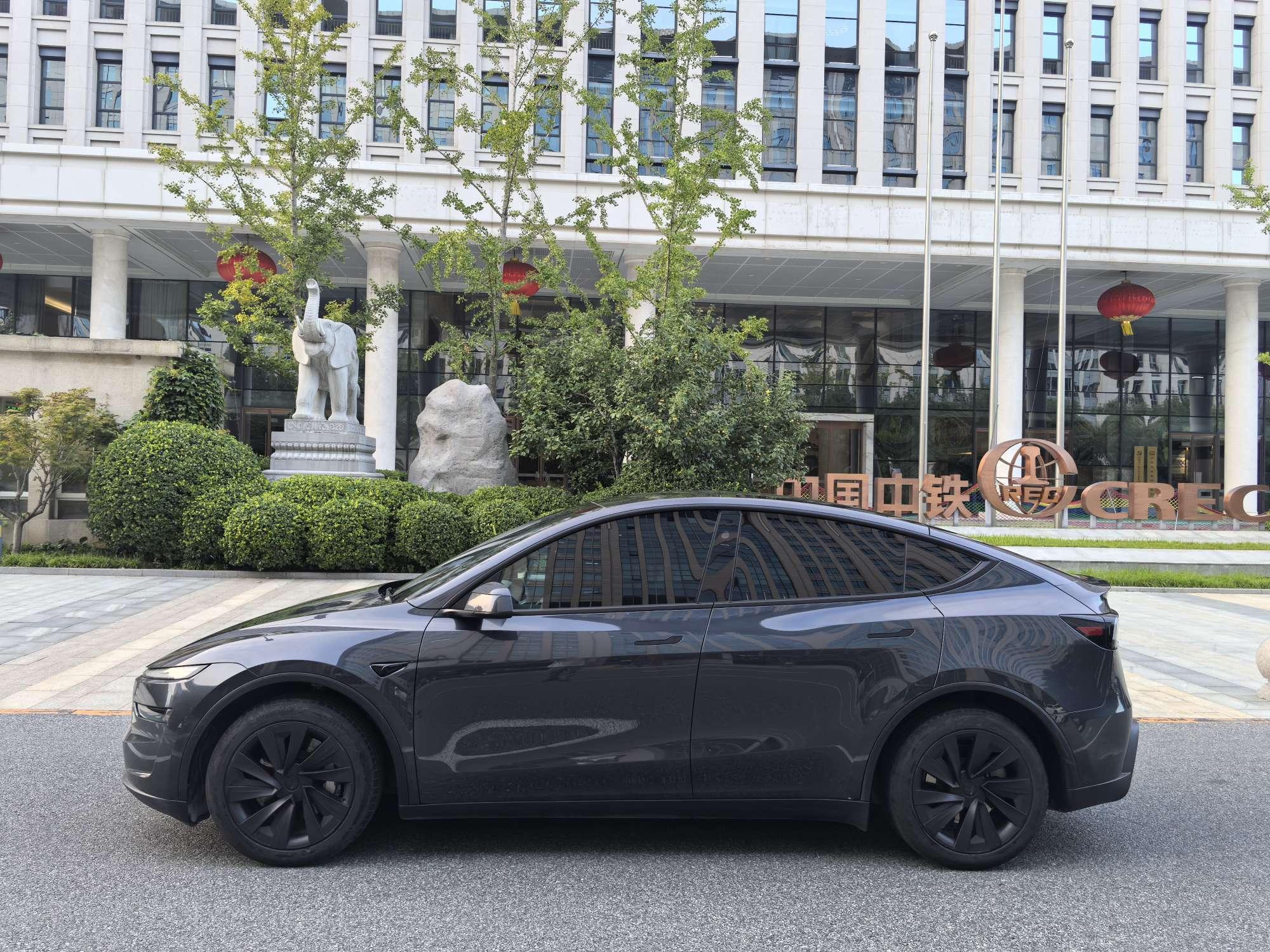 Tesla Model Y 2025 thumb 2