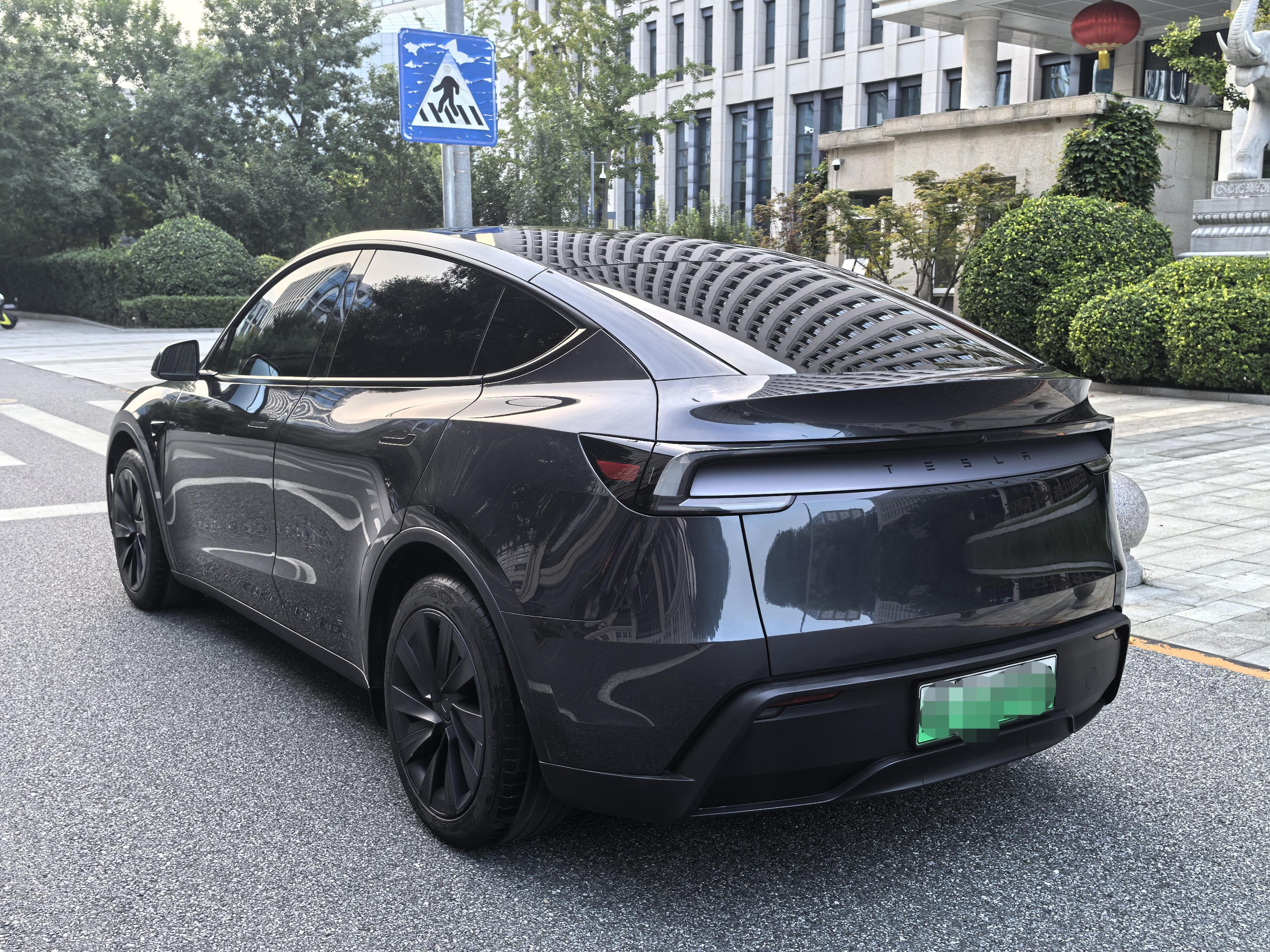 Tesla Model Y 2025 thumb 3