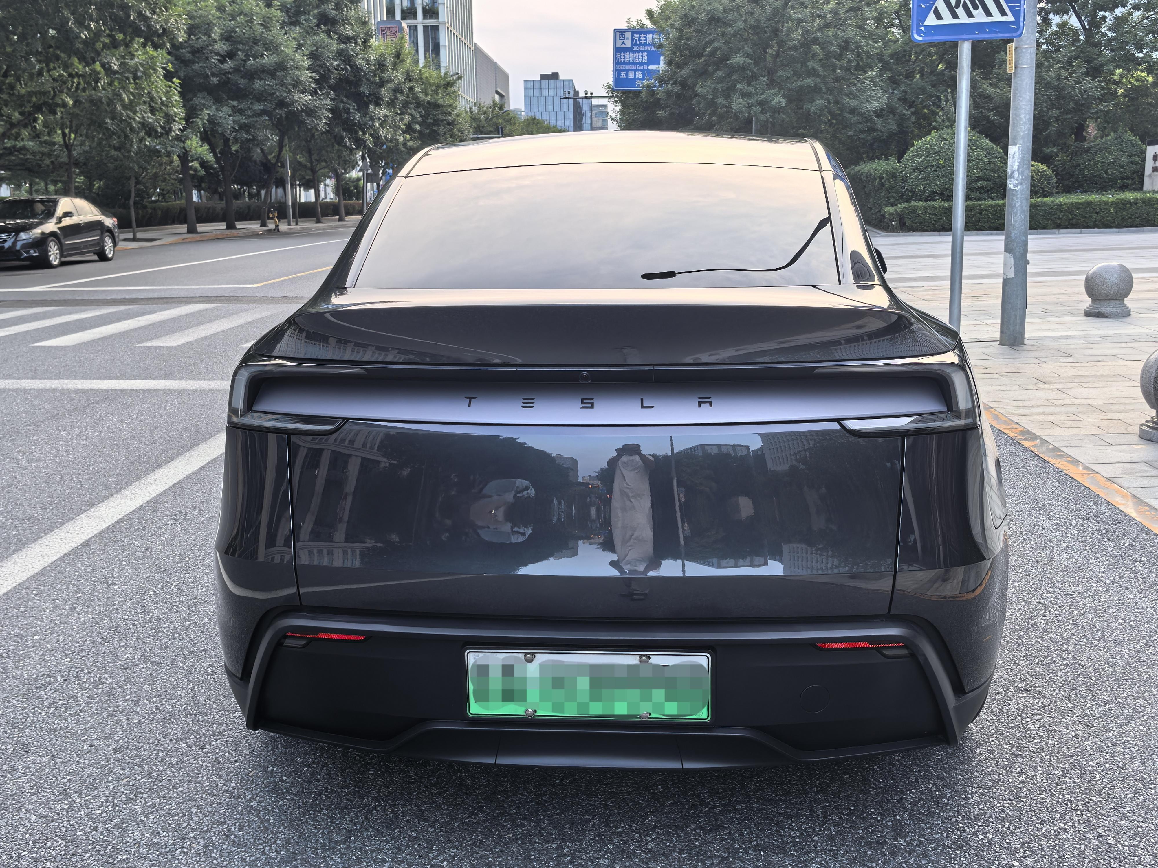 Tesla Model Y 2025 thumb 4
