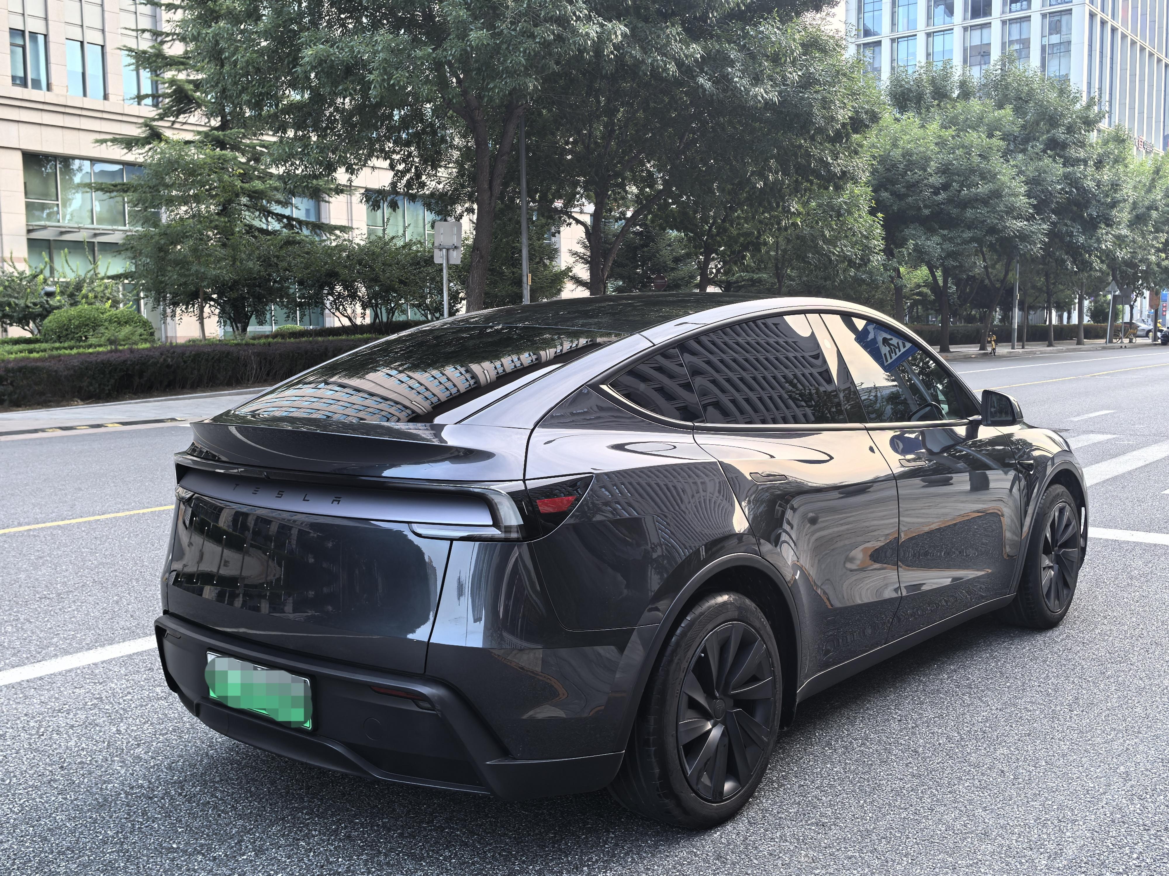 Tesla Model Y 2025 thumb 5