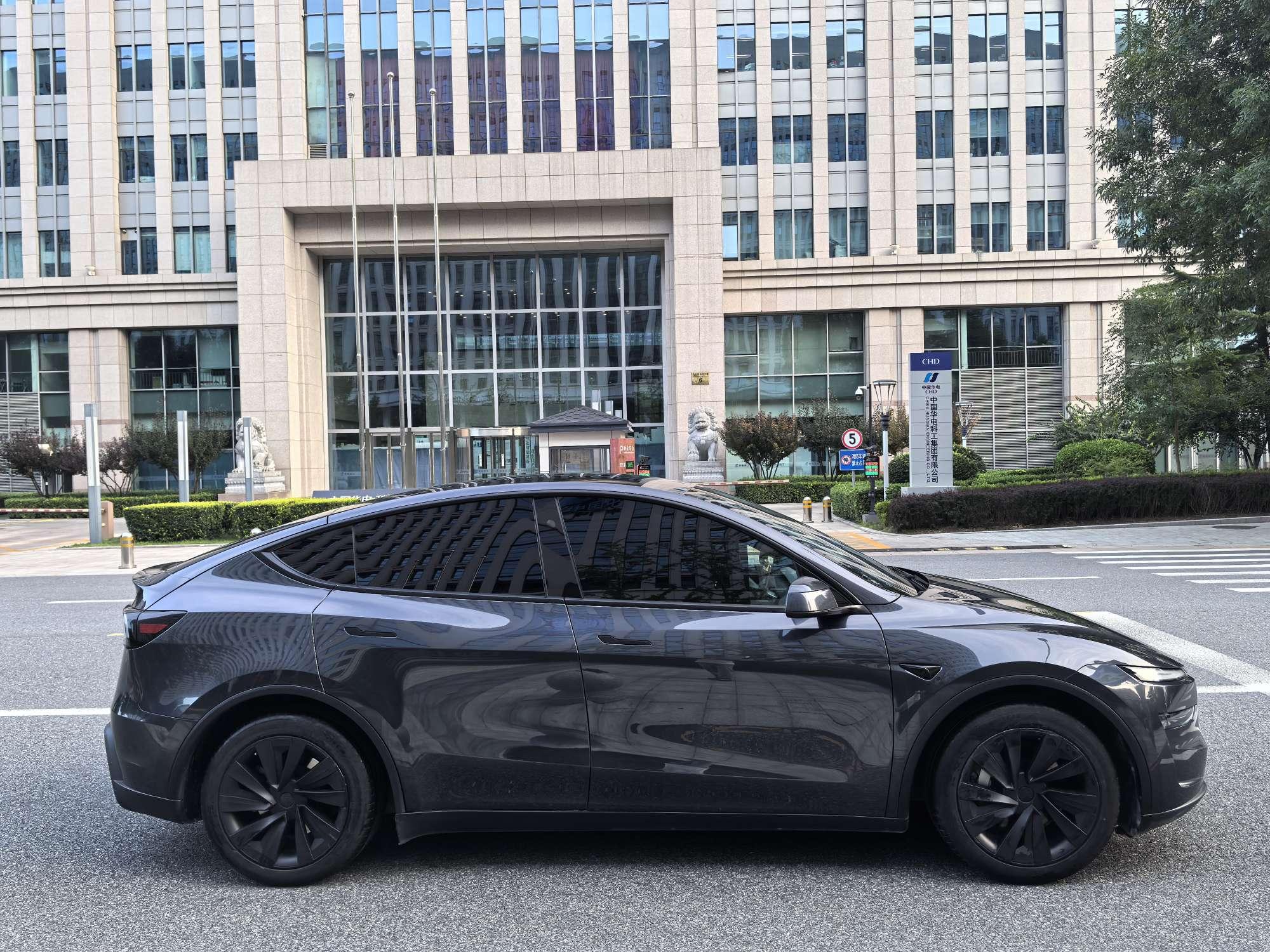 Tesla Model Y 2025 thumb 6