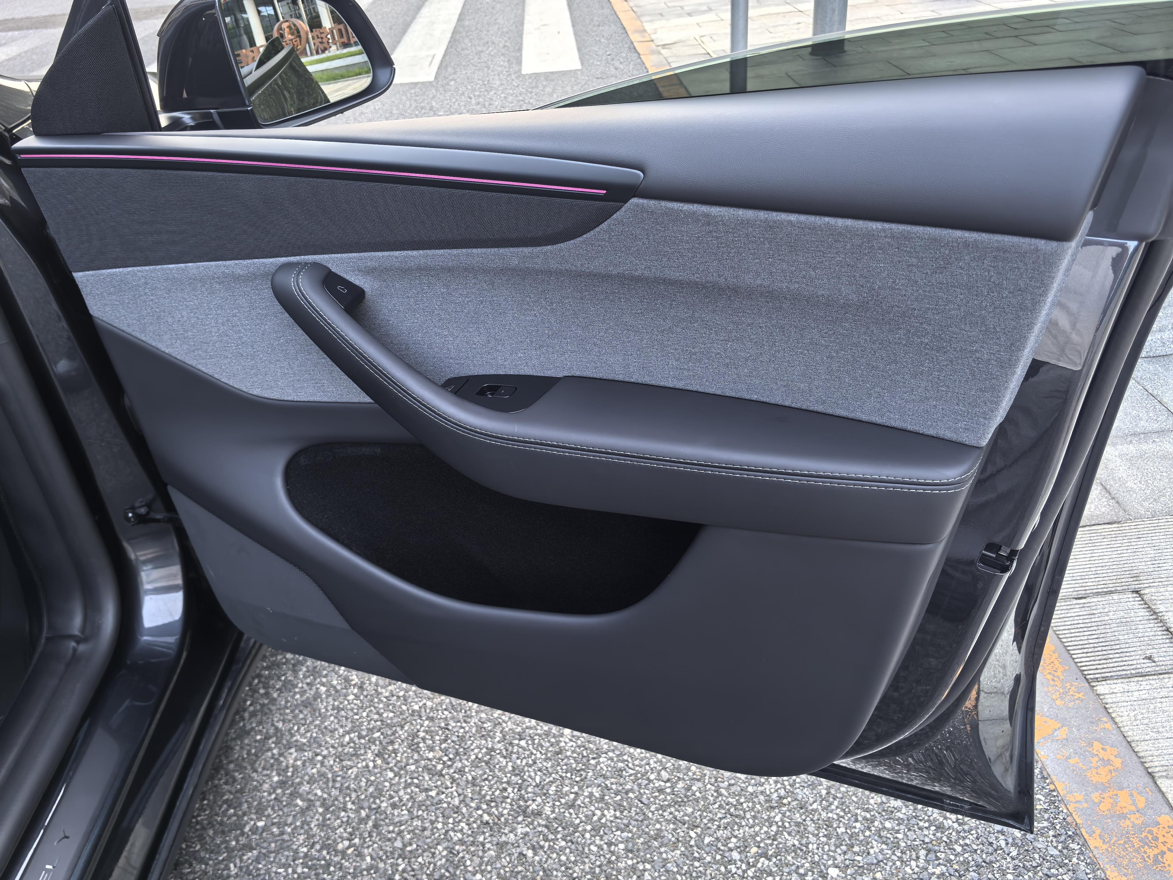 Tesla Model Y 2025 thumb 7