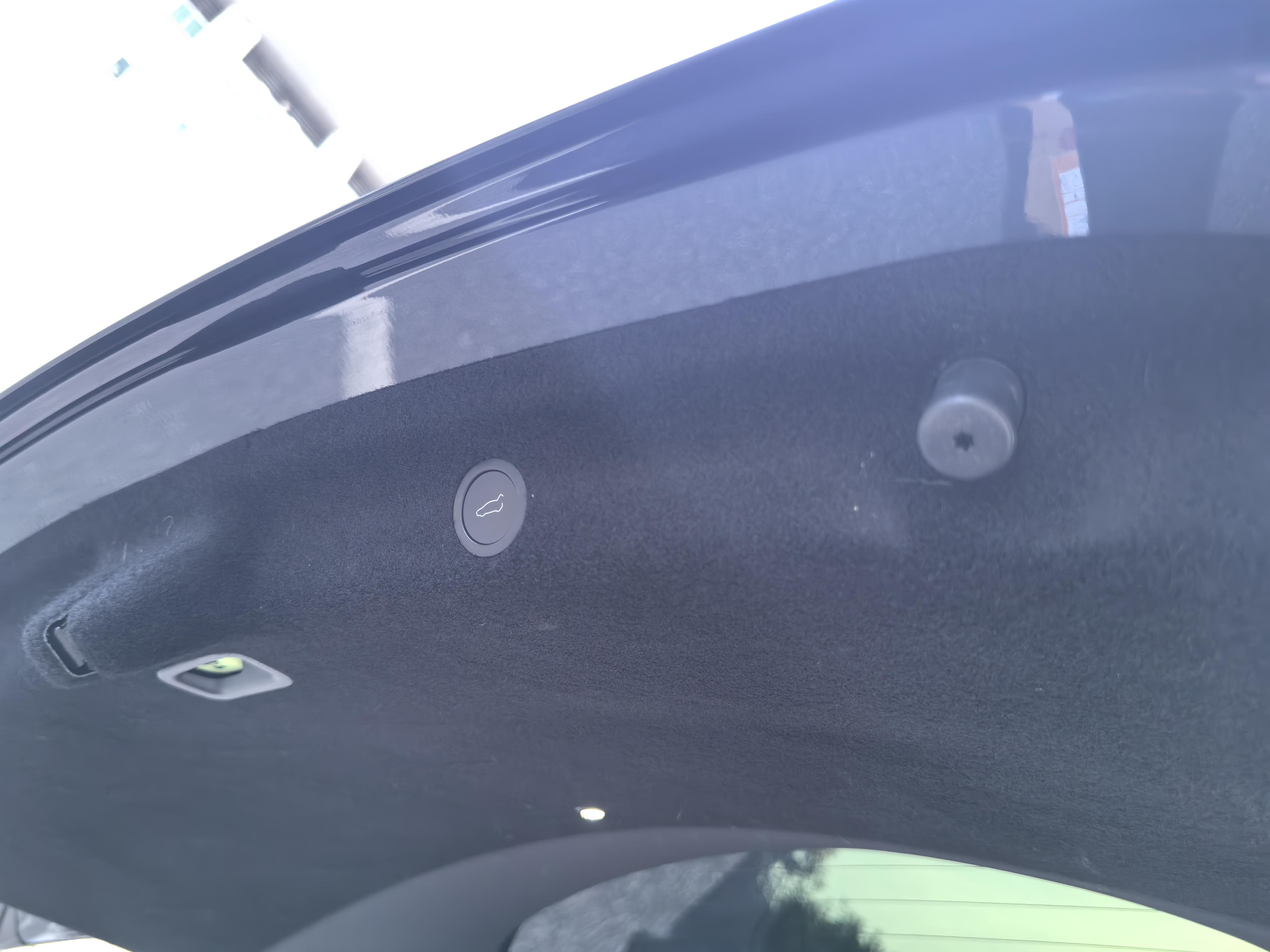 Tesla Model Y 2025 thumb 9