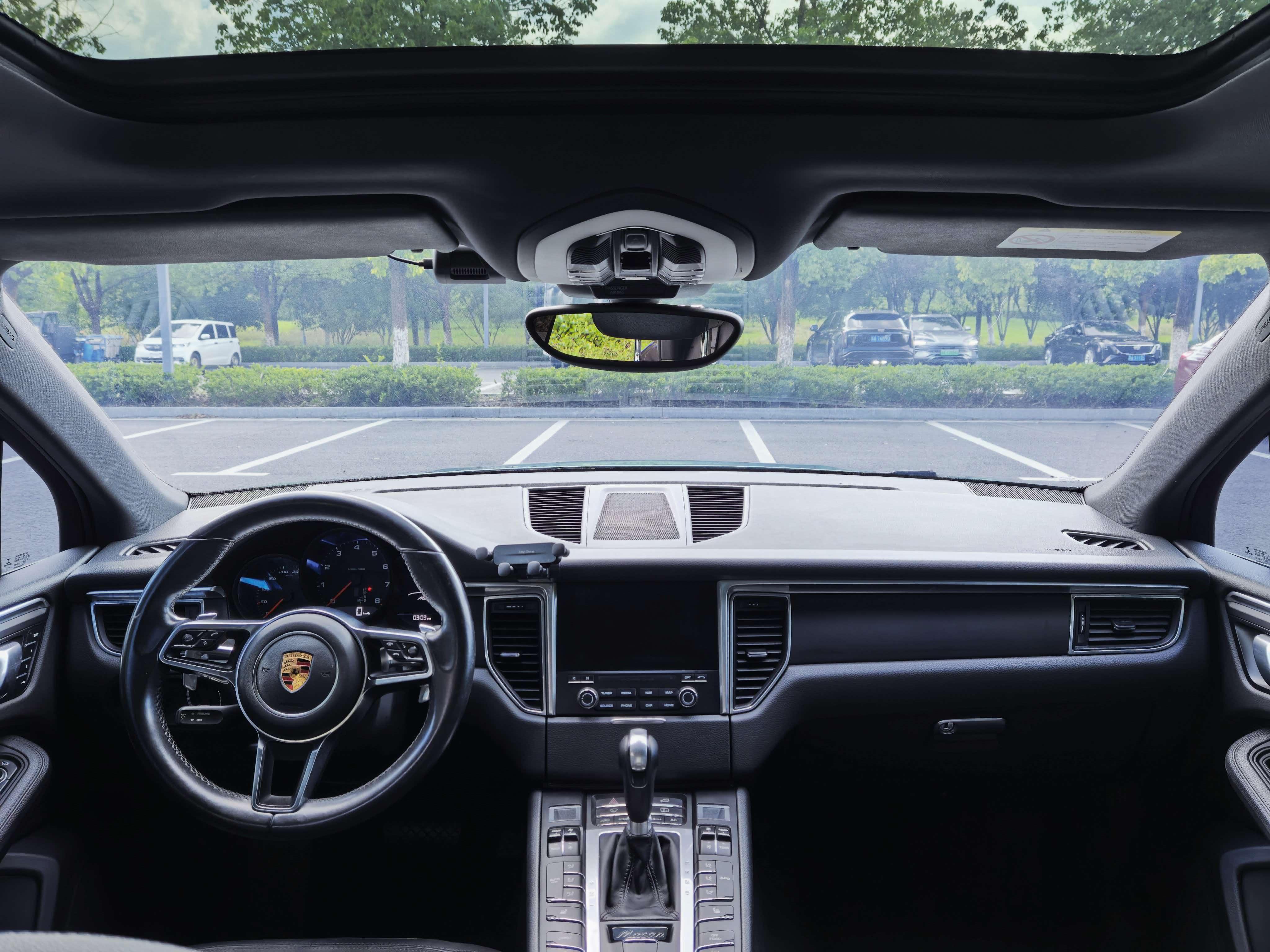 Porsche Macan 2017 thumb 3