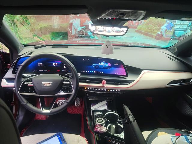 Cadillac GT4 2023 thumb 3