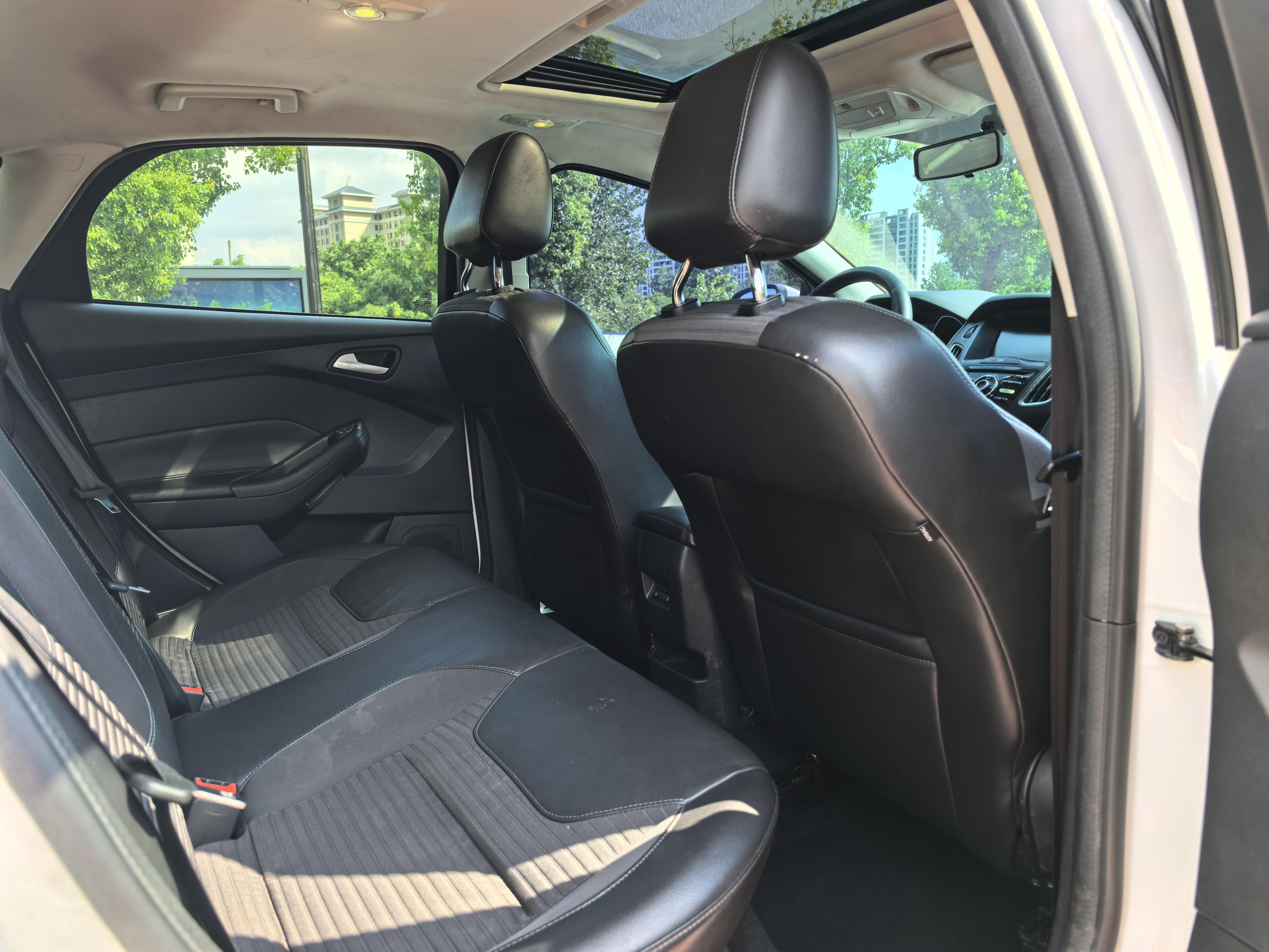 Ford Focus ST 2015 thumb 5
