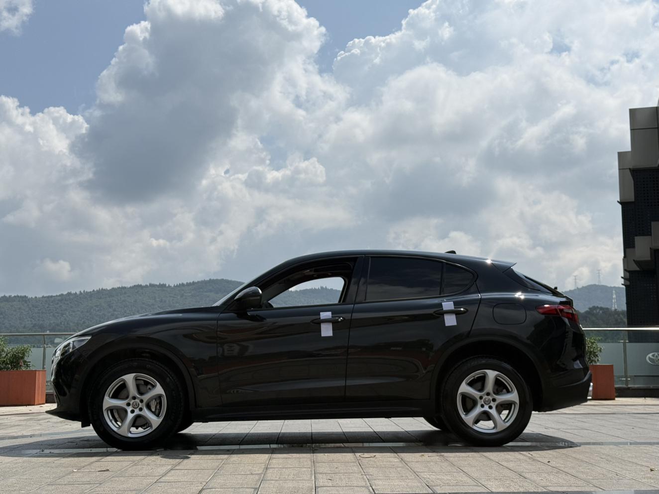 Alfa Romeo Stelvio 2017 thumb 2
