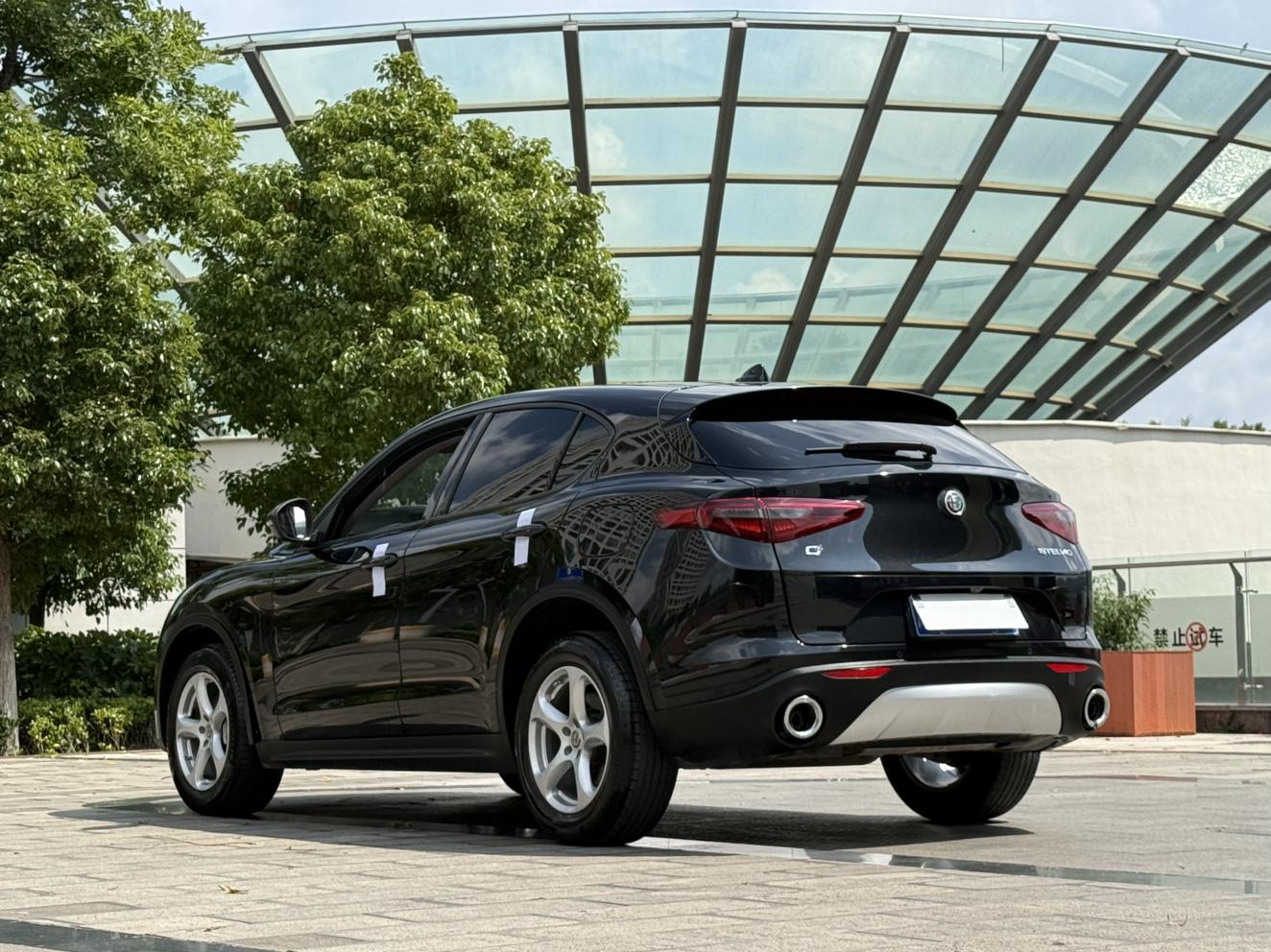 Alfa Romeo Stelvio 2017 thumb 3