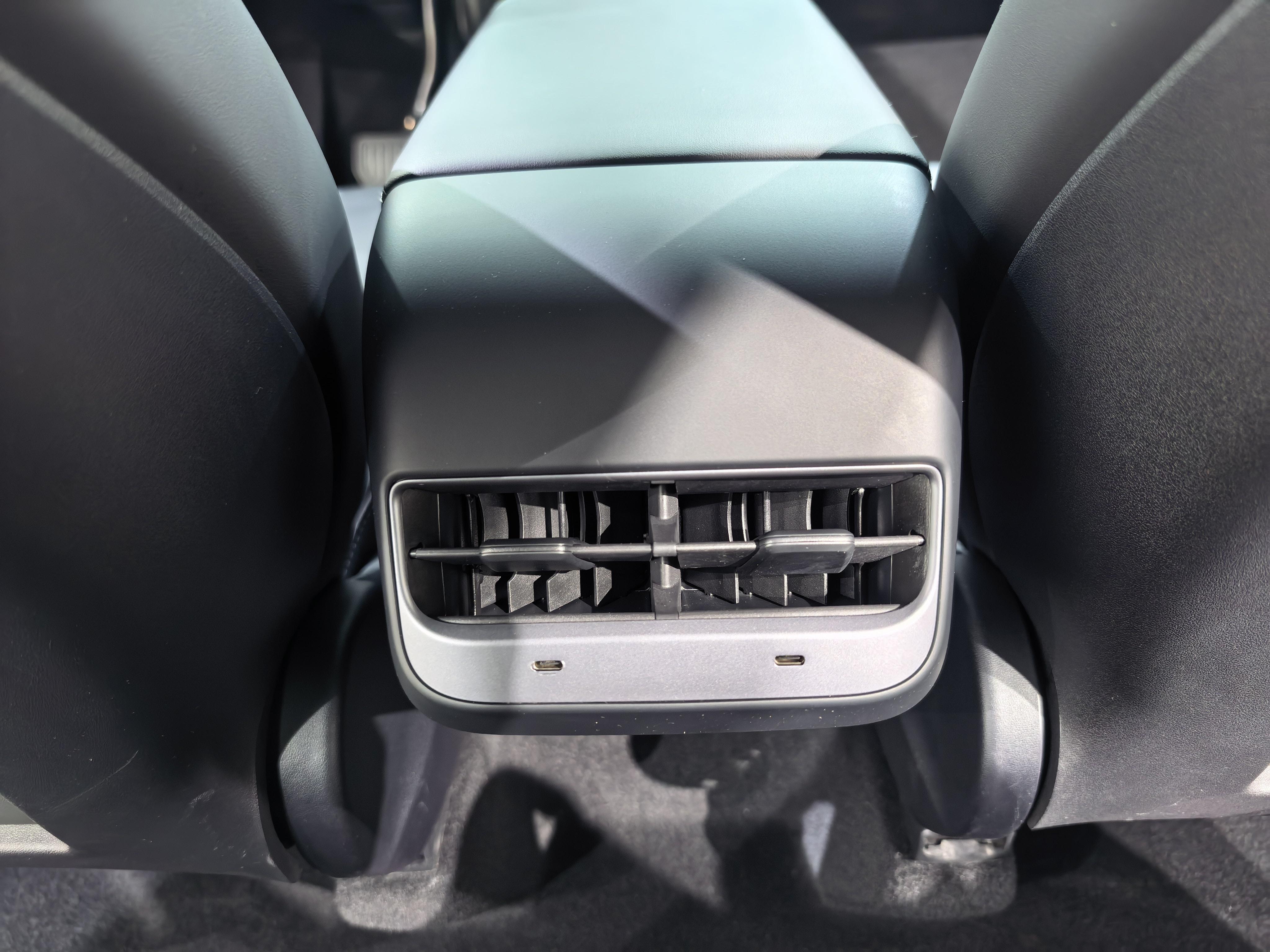 Tesla Model Y 2022 thumb 6