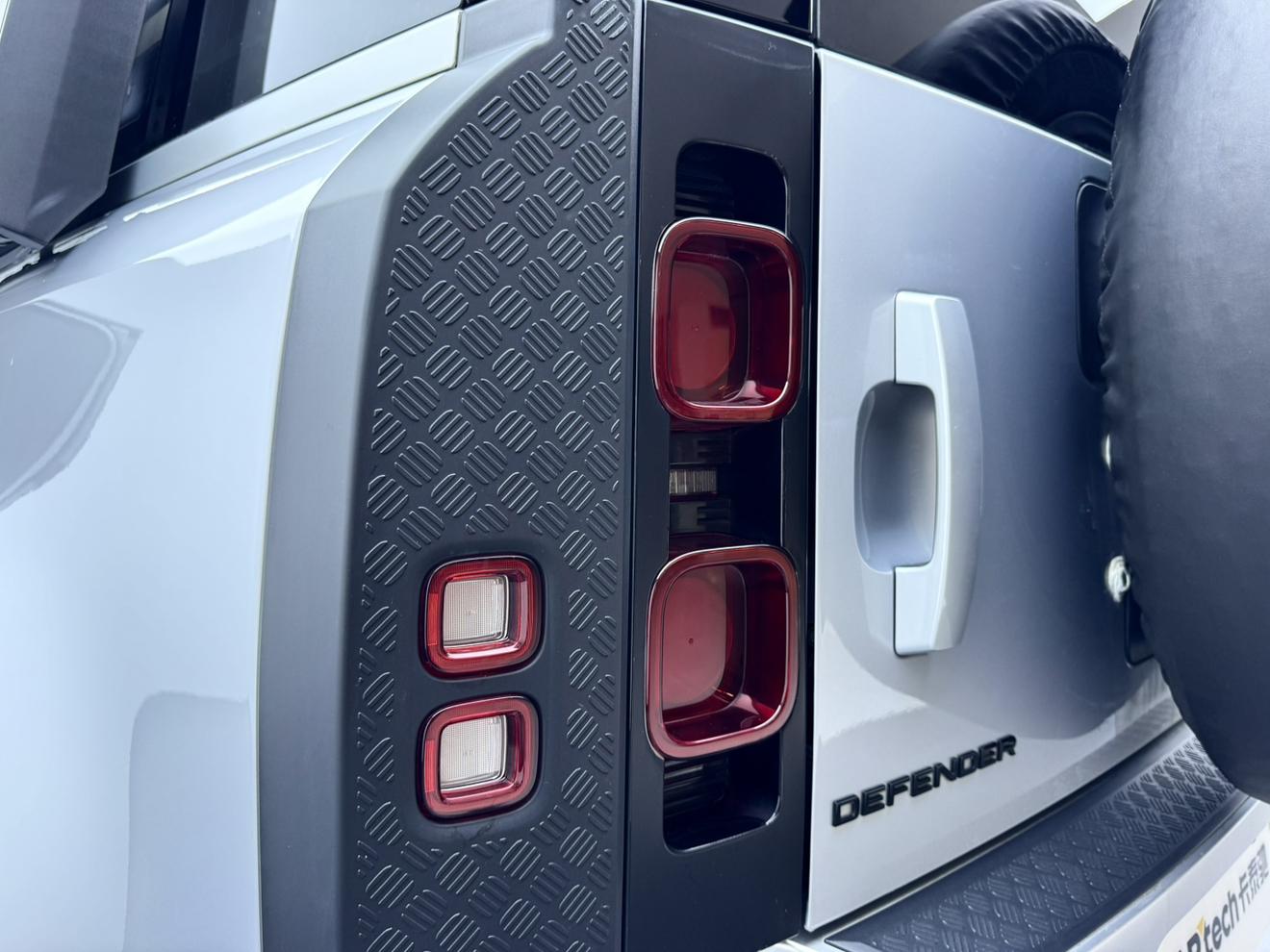 Land Rover Defender 2022 thumb 12