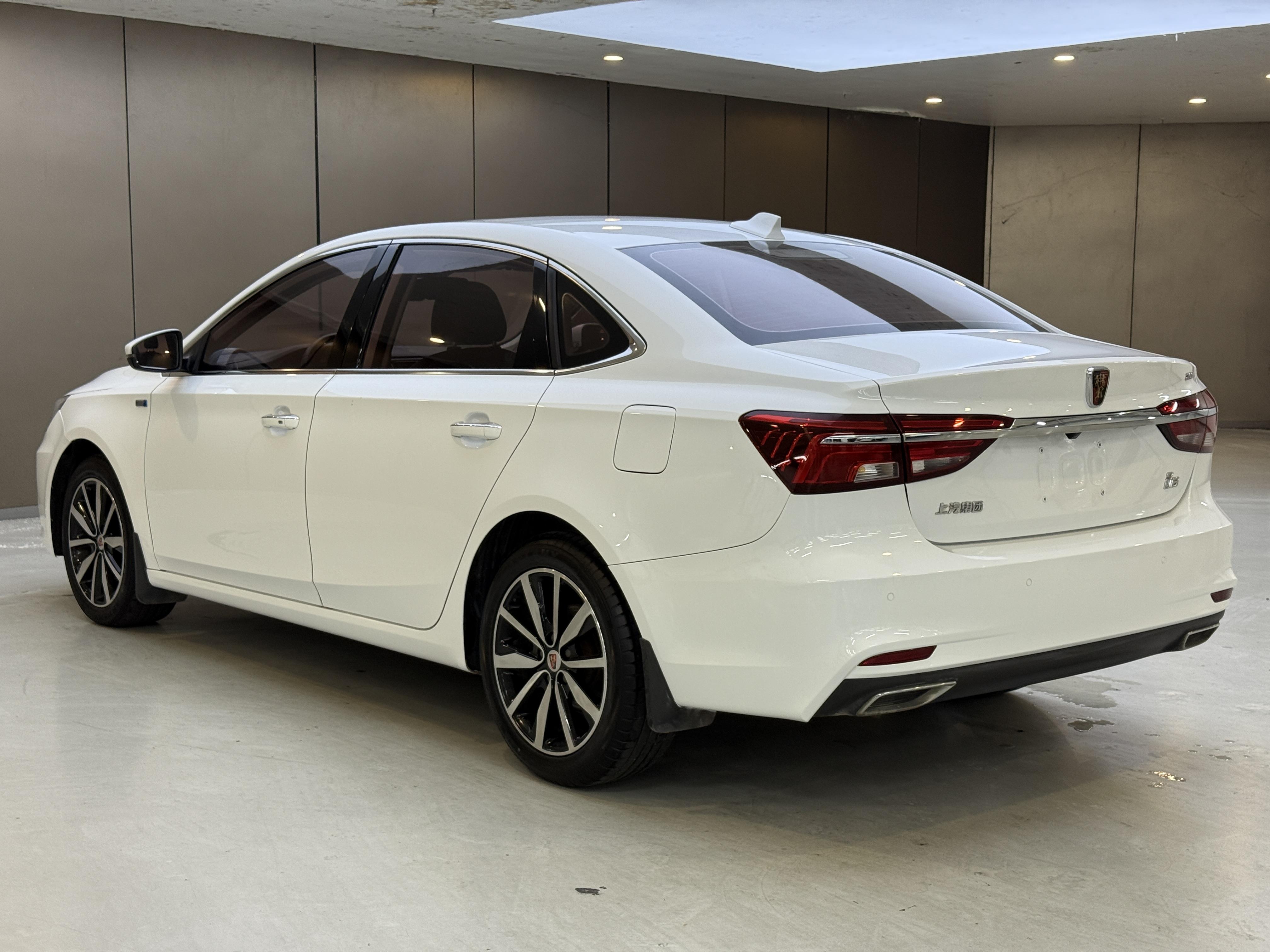 Roewe i6 2017 thumb 2