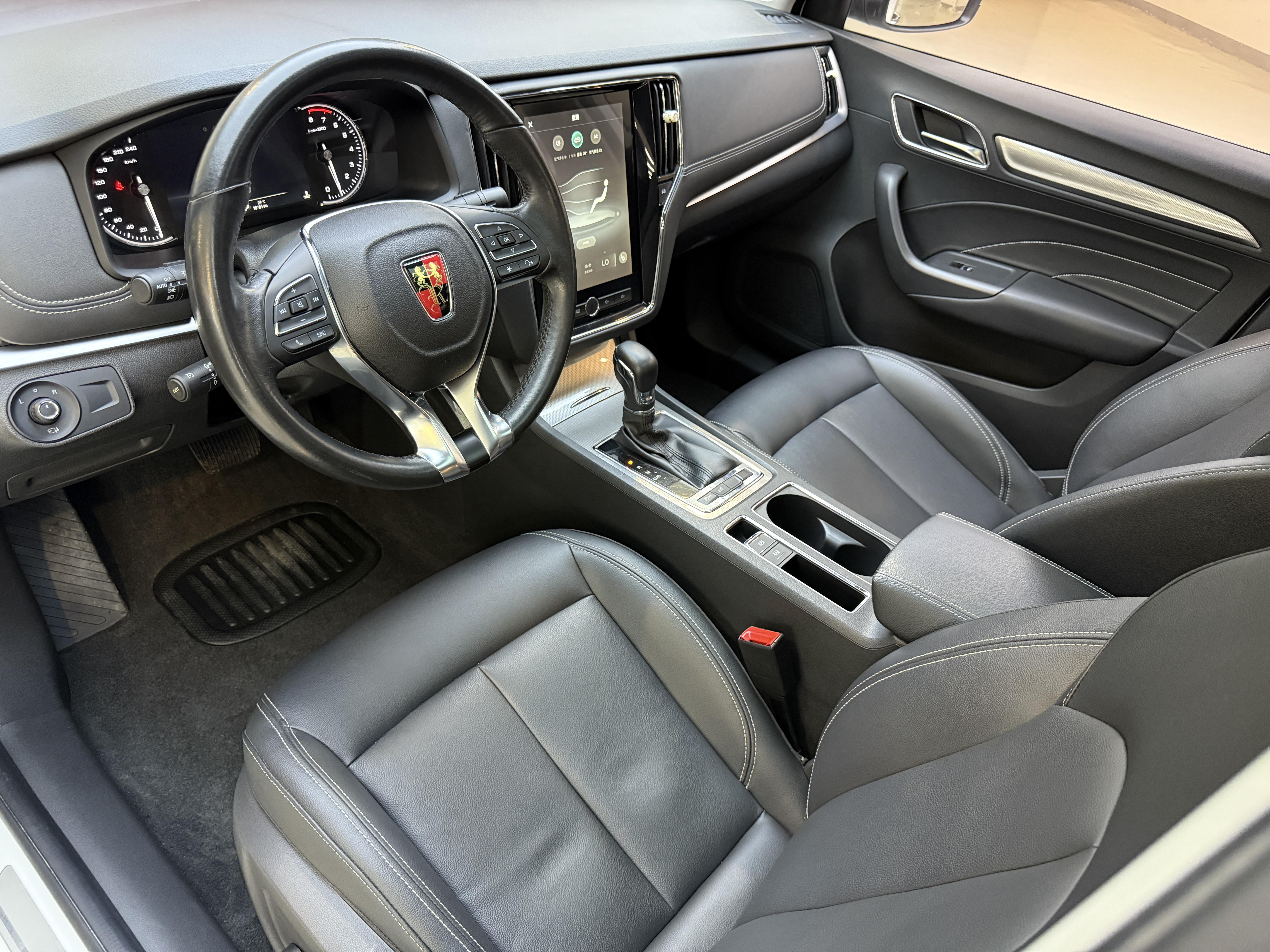 Roewe i6 2017 thumb 11
