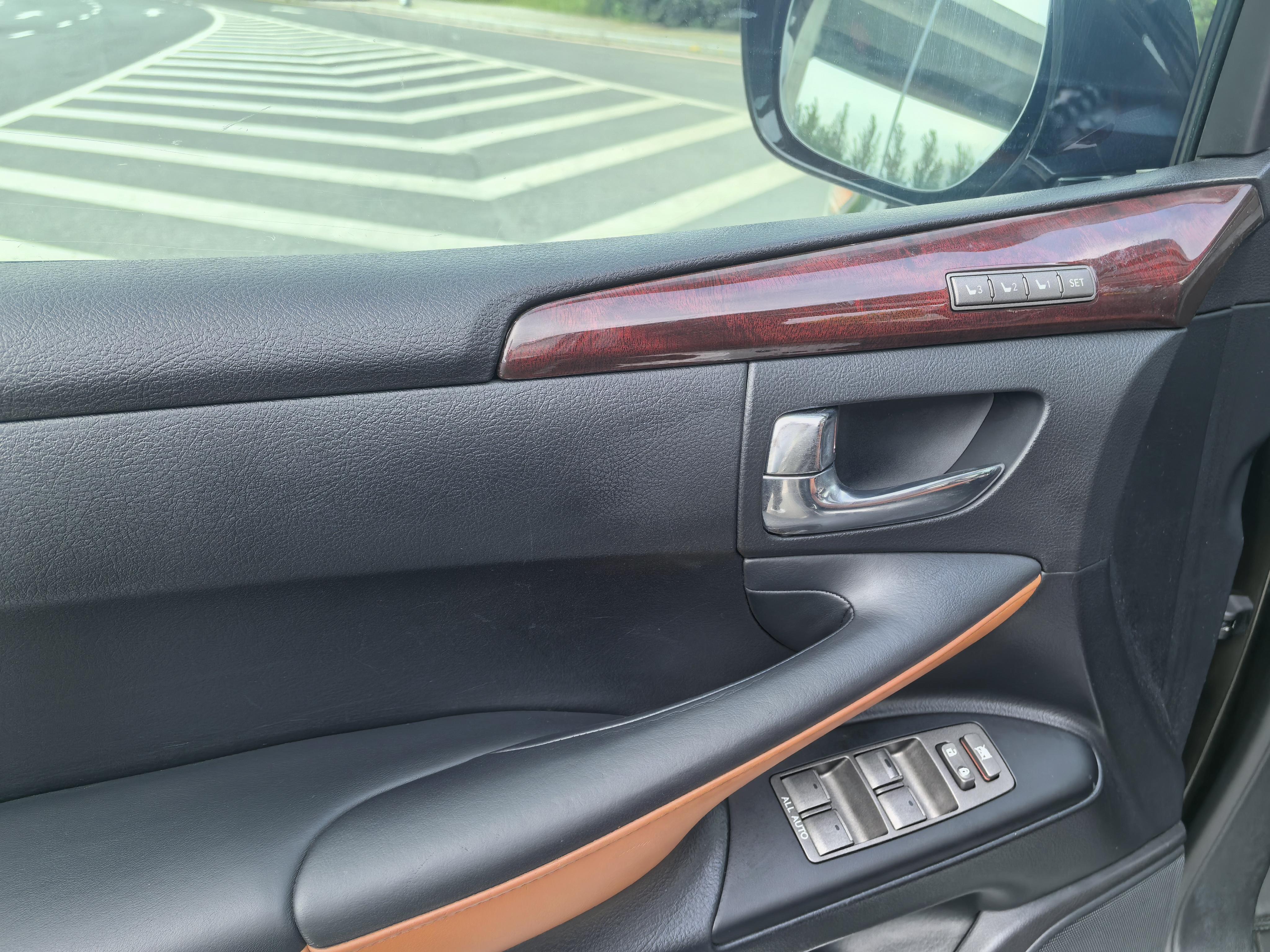 Lexus LX 2012 thumb 5