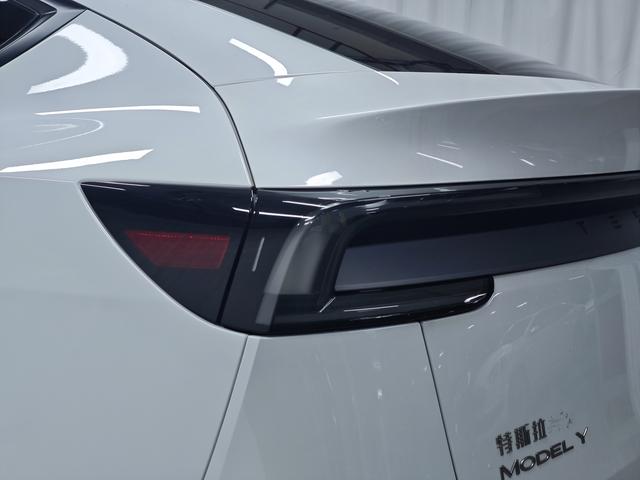 Tesla Model Y 2025 thumb 11