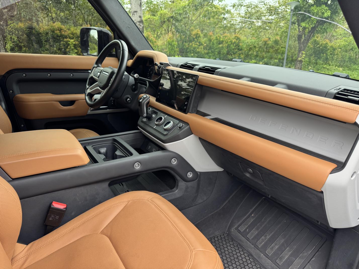 Land Rover Defender 2022 thumb 9