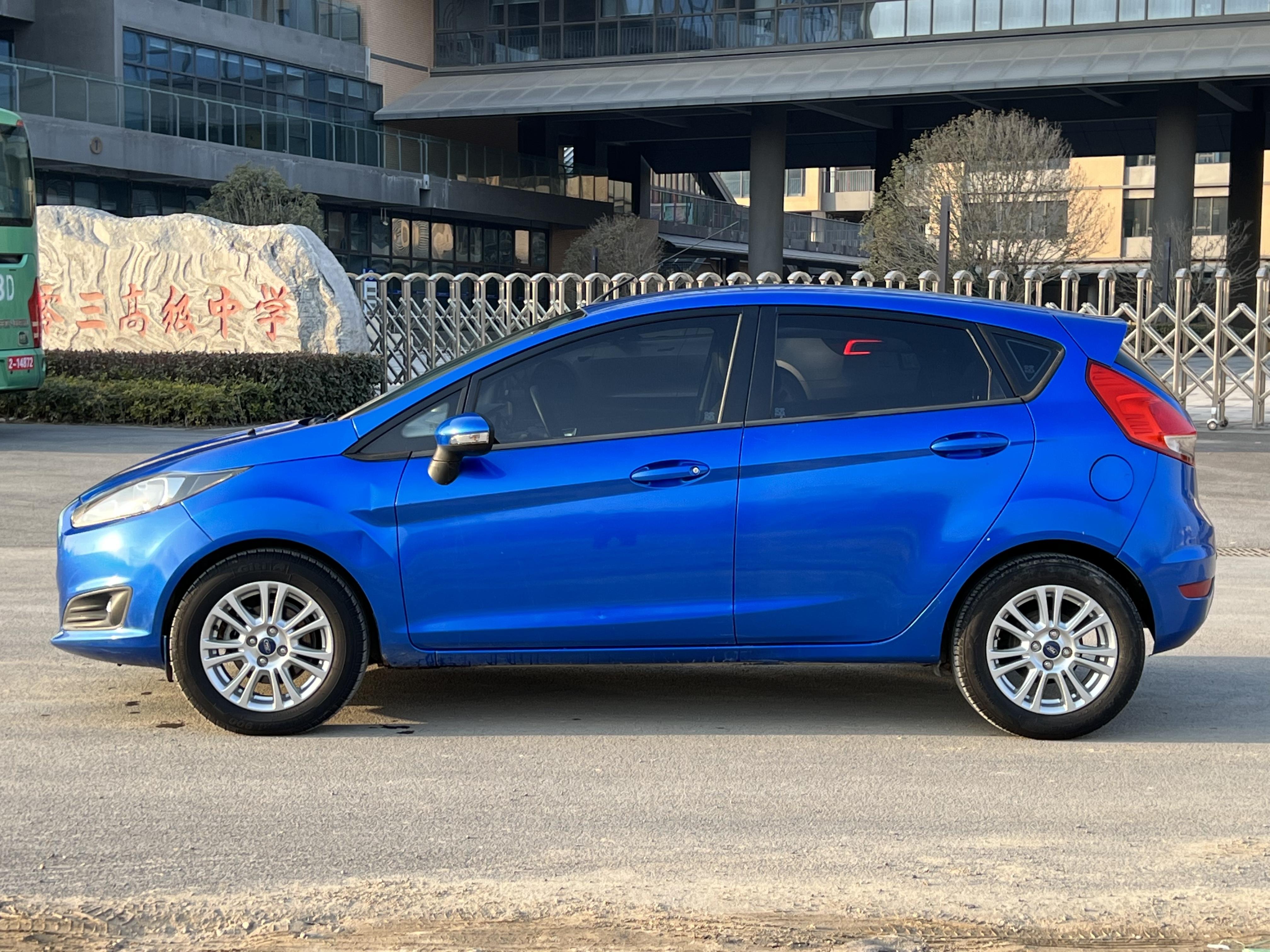 Ford Jia Nian Hua 2013 thumb 2