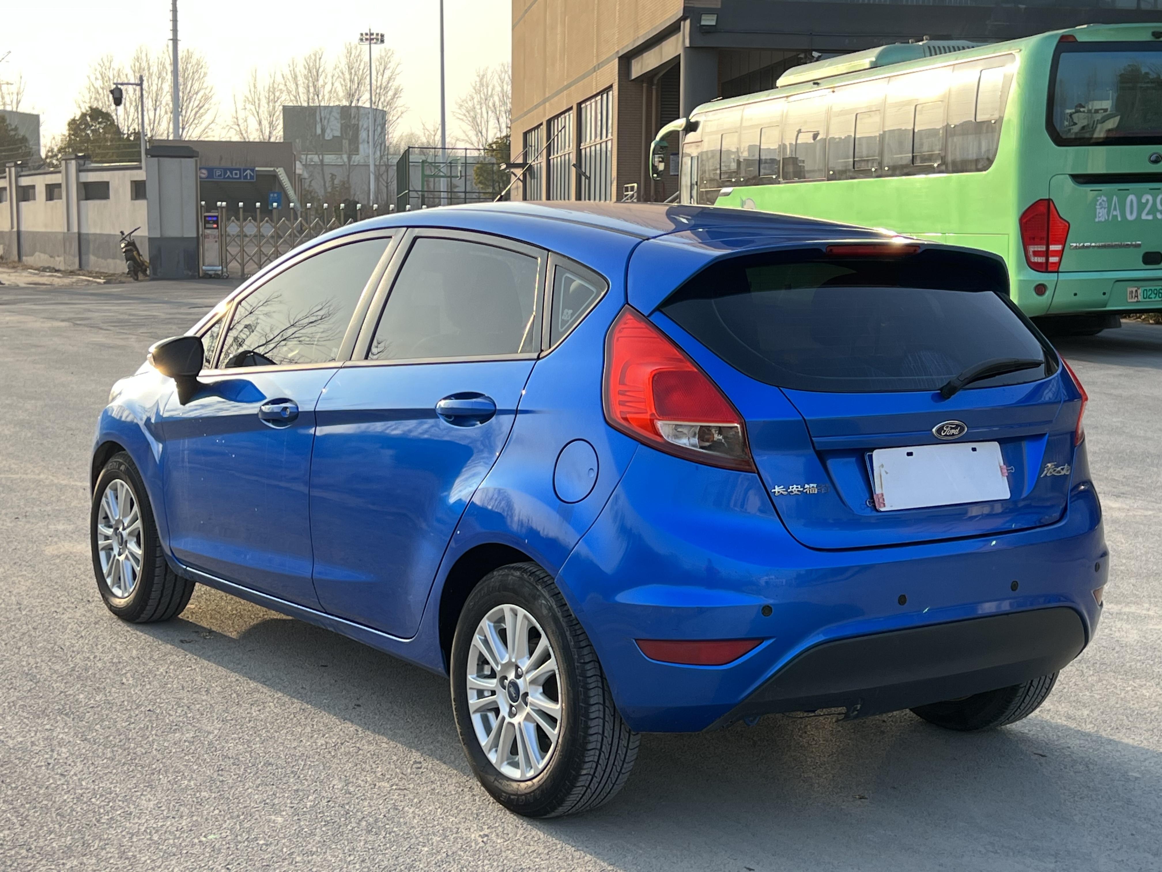 Ford Jia Nian Hua 2013 thumb 3