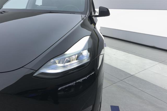 Tesla Model Y 2022 thumb 2