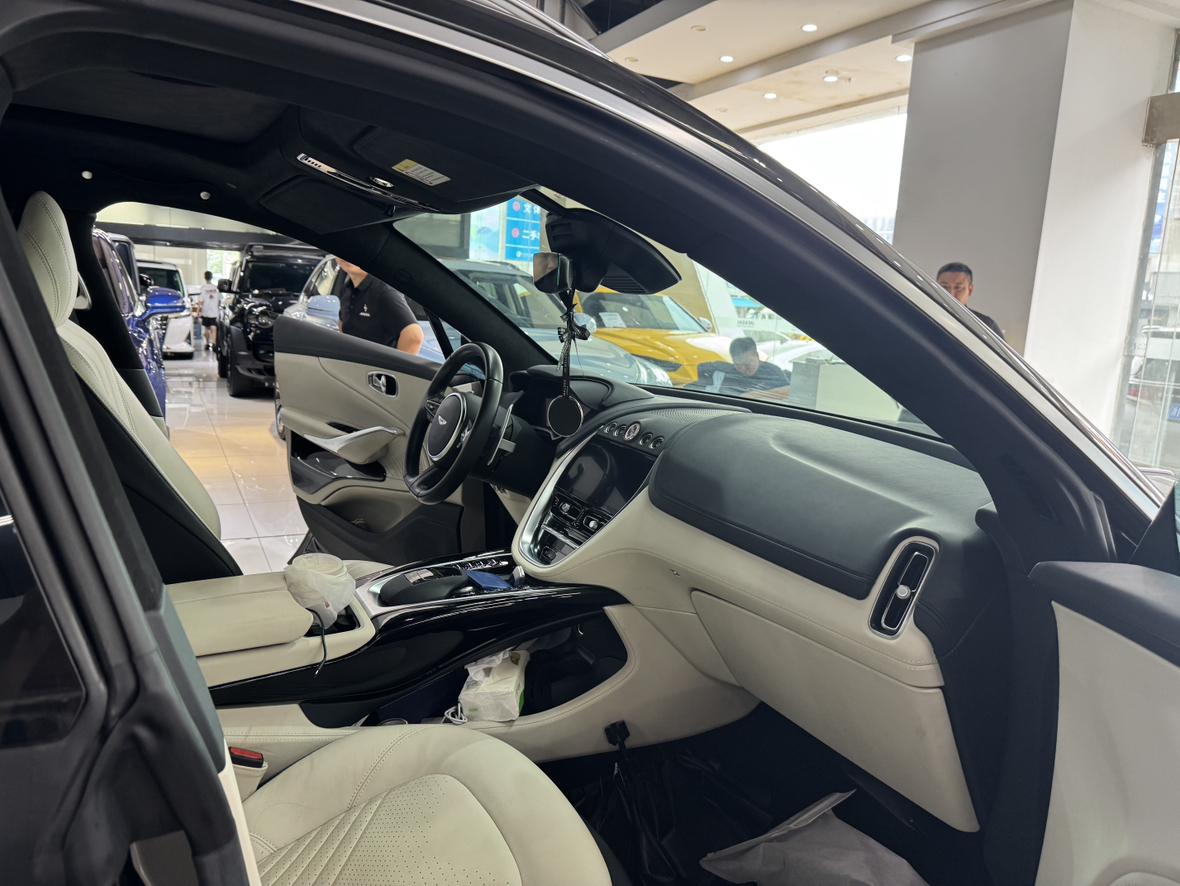 Aston Martin DBX 2024 thumb 4