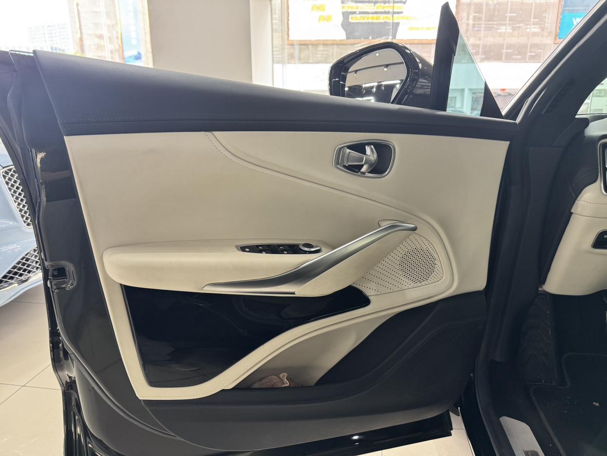 Aston Martin DBX 2024 thumb 8