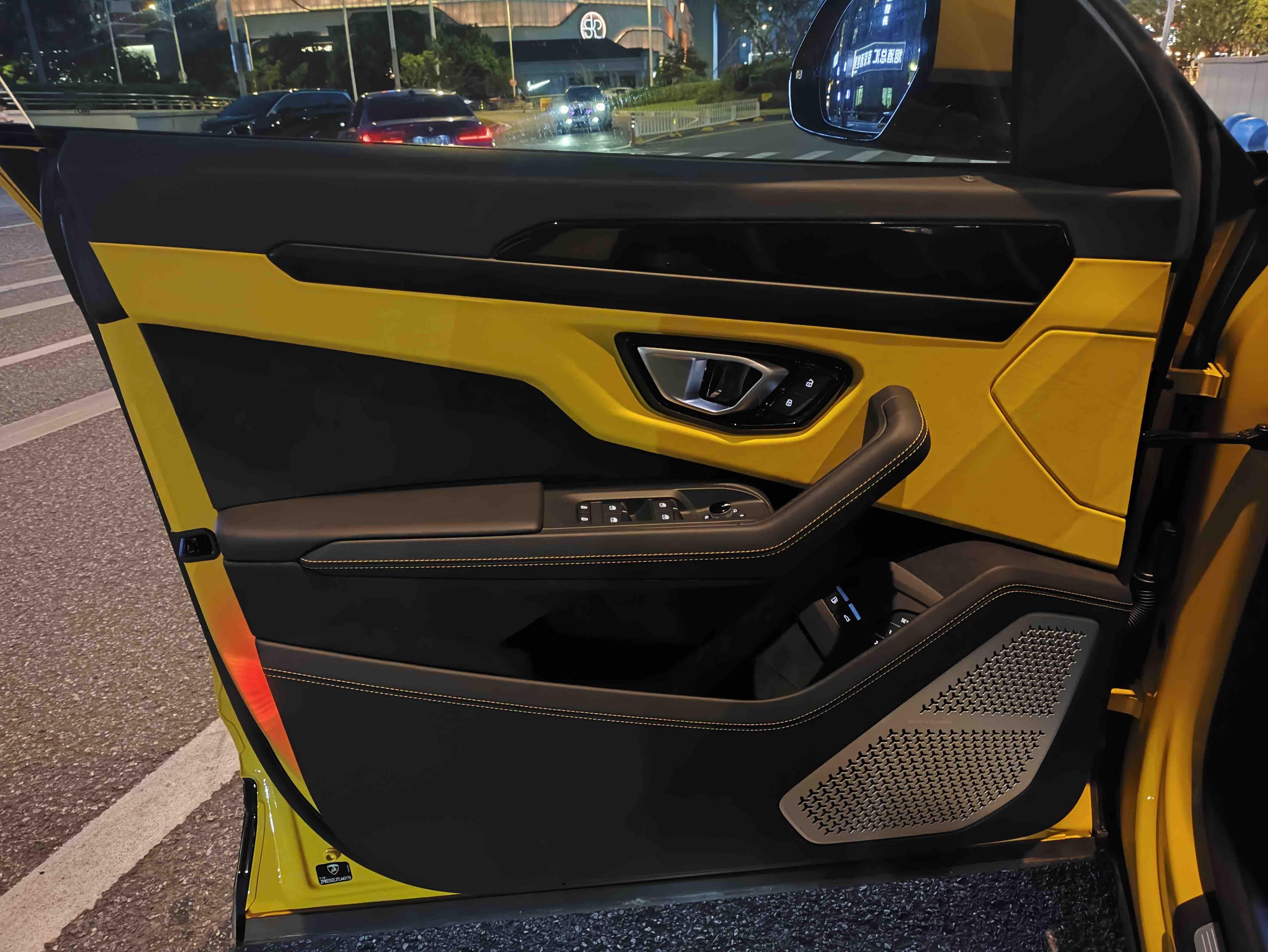 Lamborghini Urus SE 2025 thumb 3