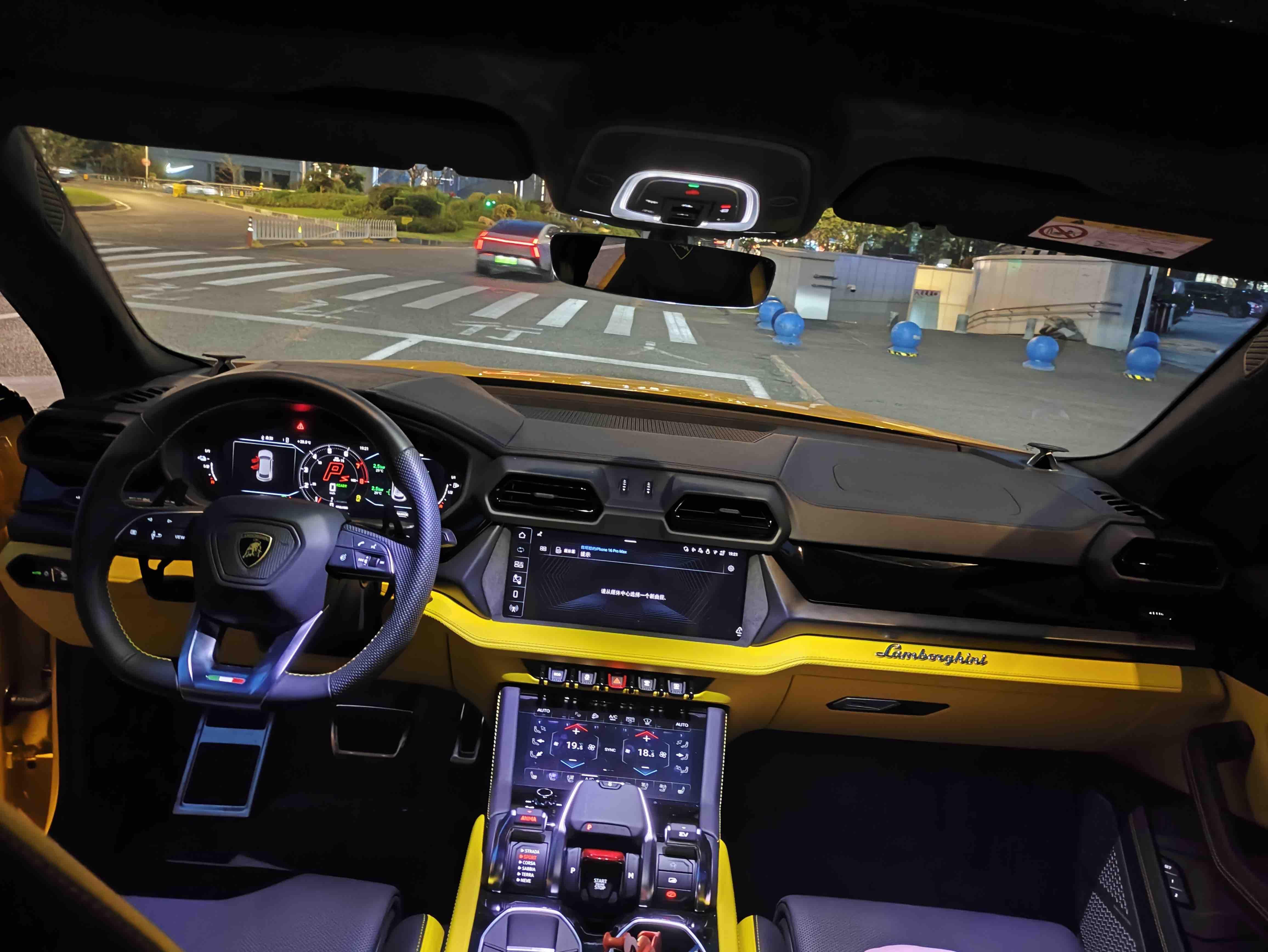 Lamborghini Urus SE 2025 thumb 4