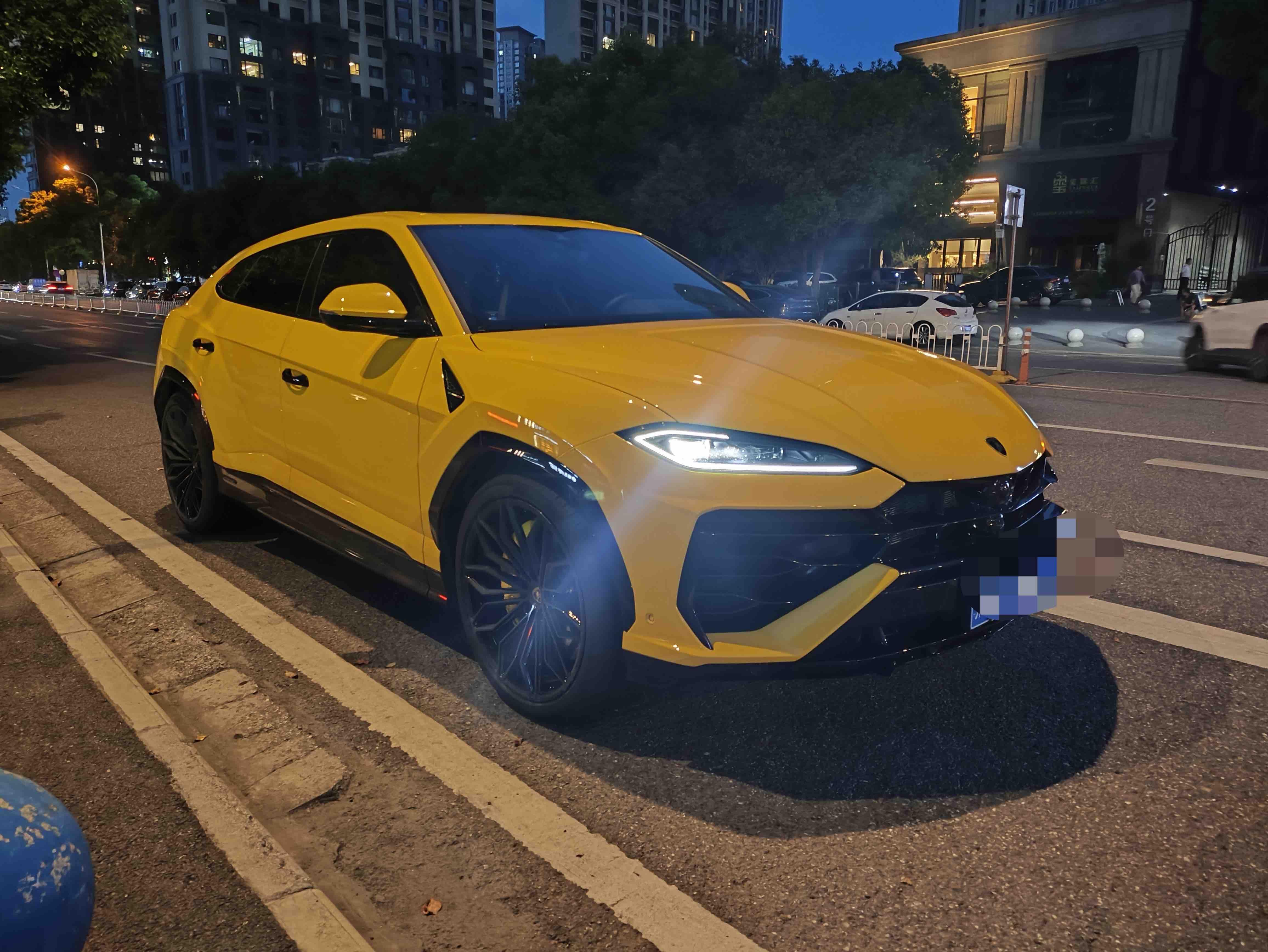 Lamborghini Urus SE 2025 thumb 10