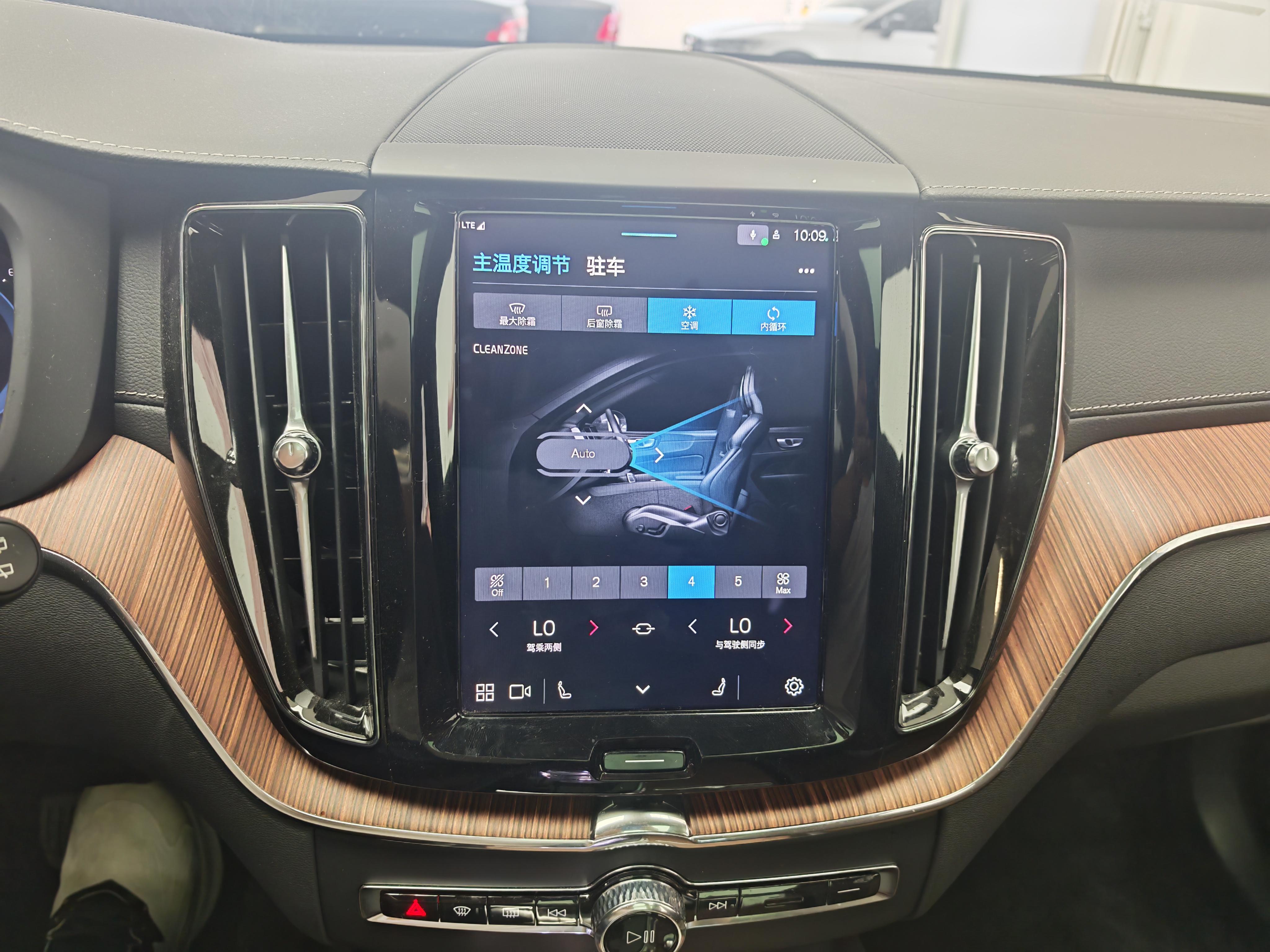 Volvo XC60 2024 thumb 11