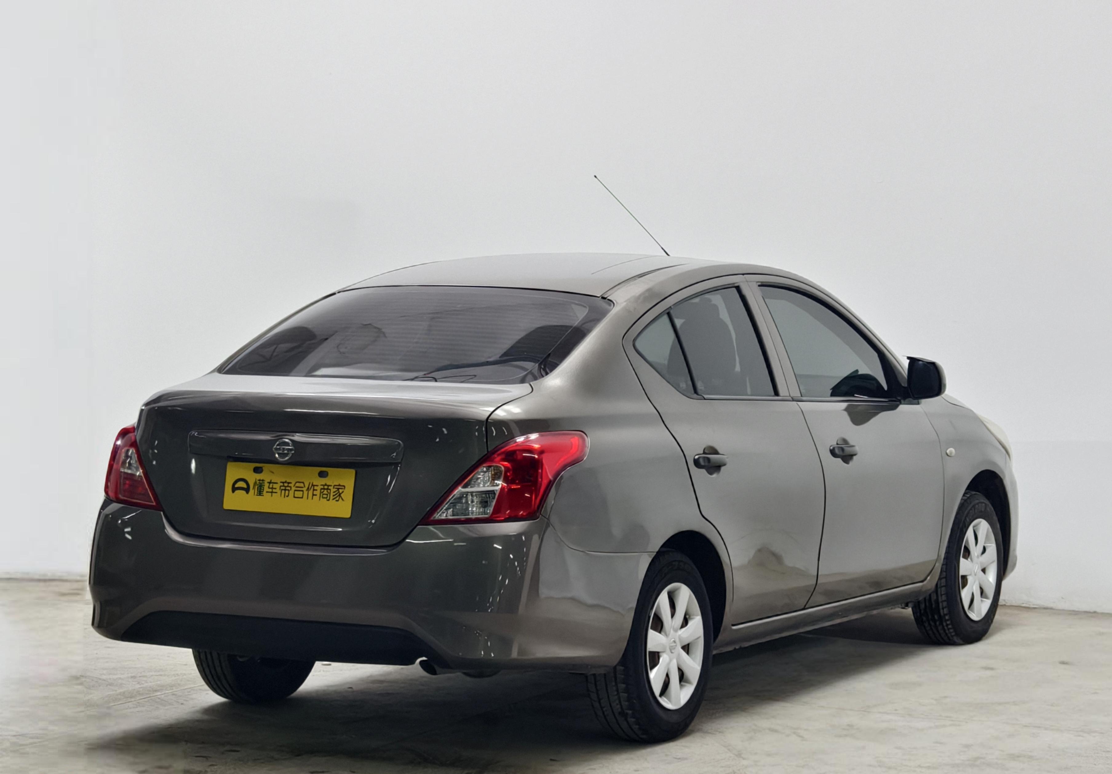 Nissan Sunny 2014 thumb 5