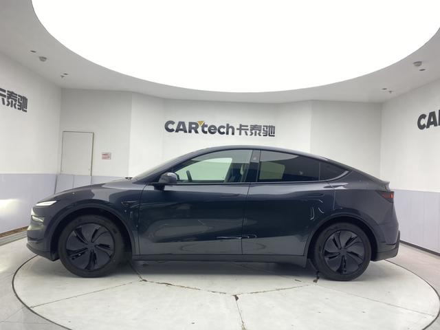 Tesla Model Y 2025 thumb 2