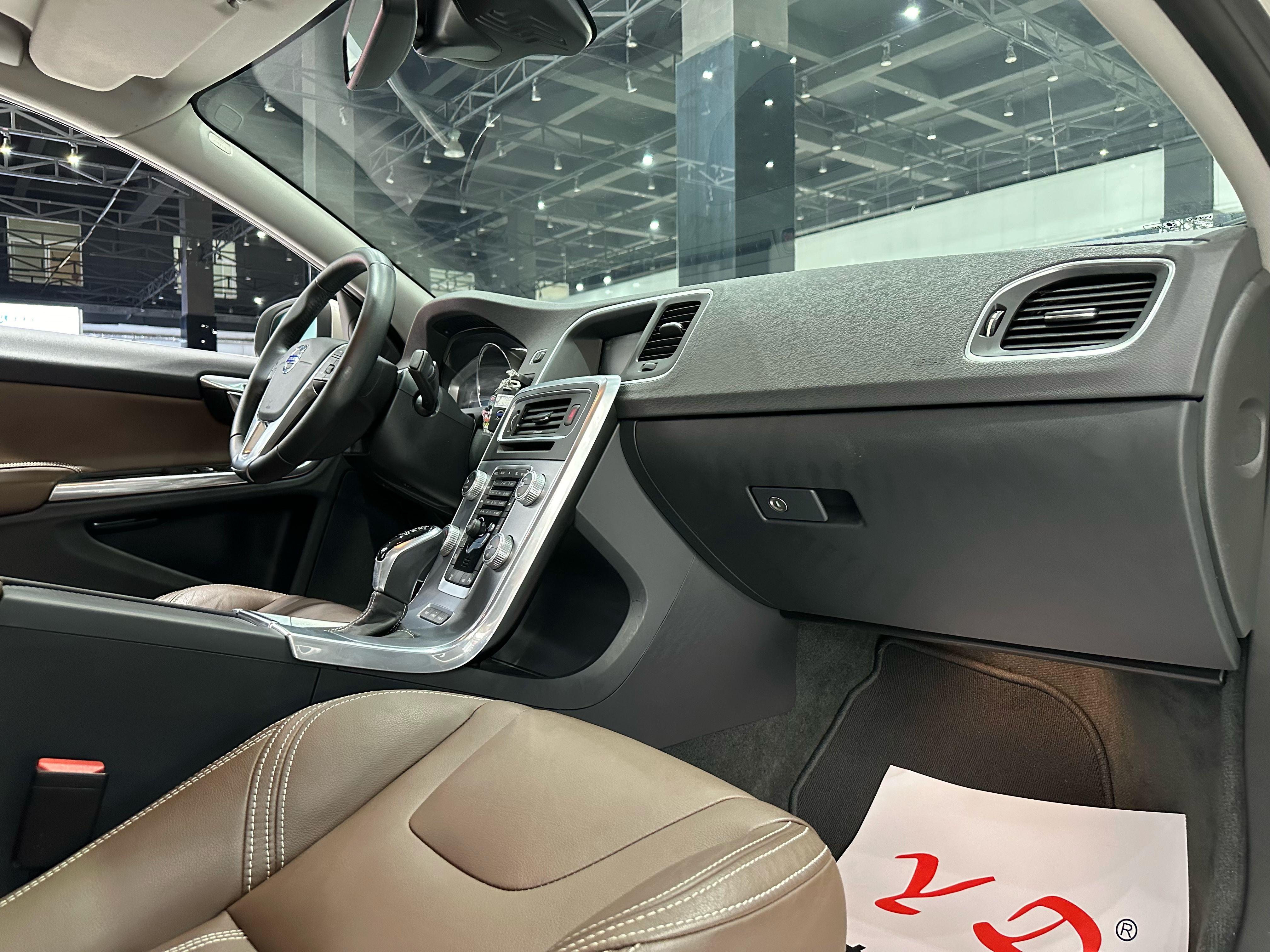 Volvo S60 2015 thumb 8