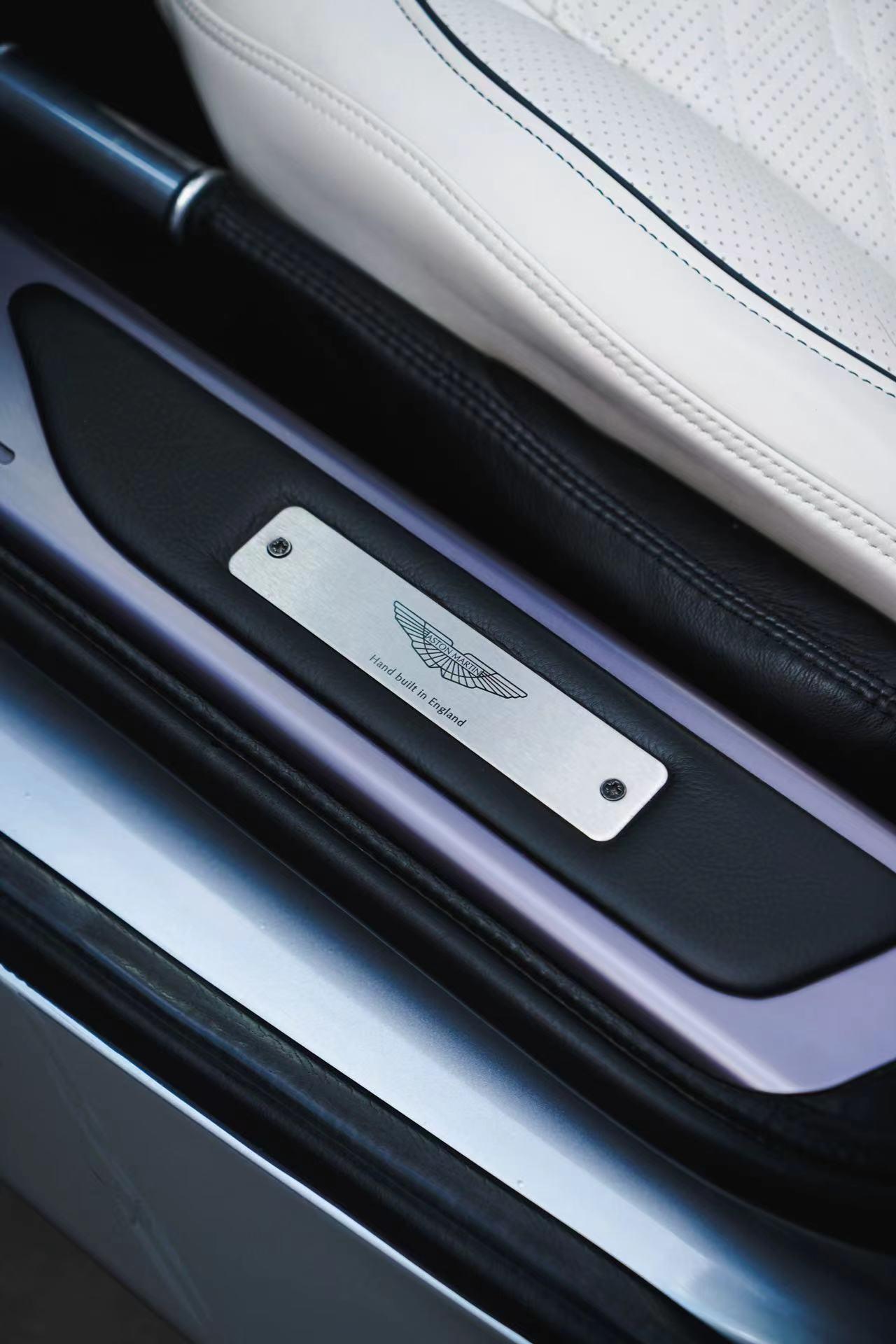 Aston Martin Virage 2012 thumb 6