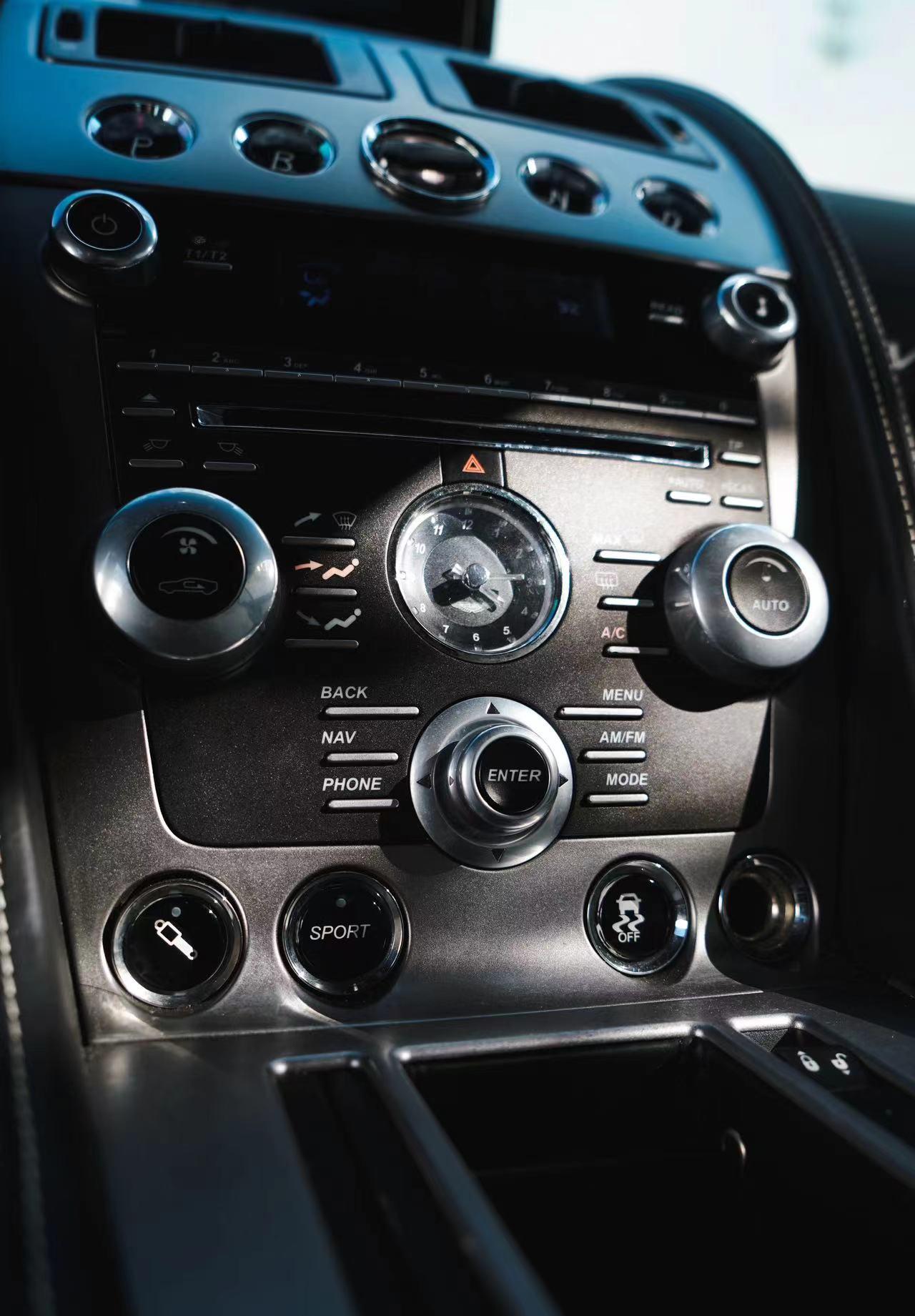 Aston Martin Virage 2012 thumb 11