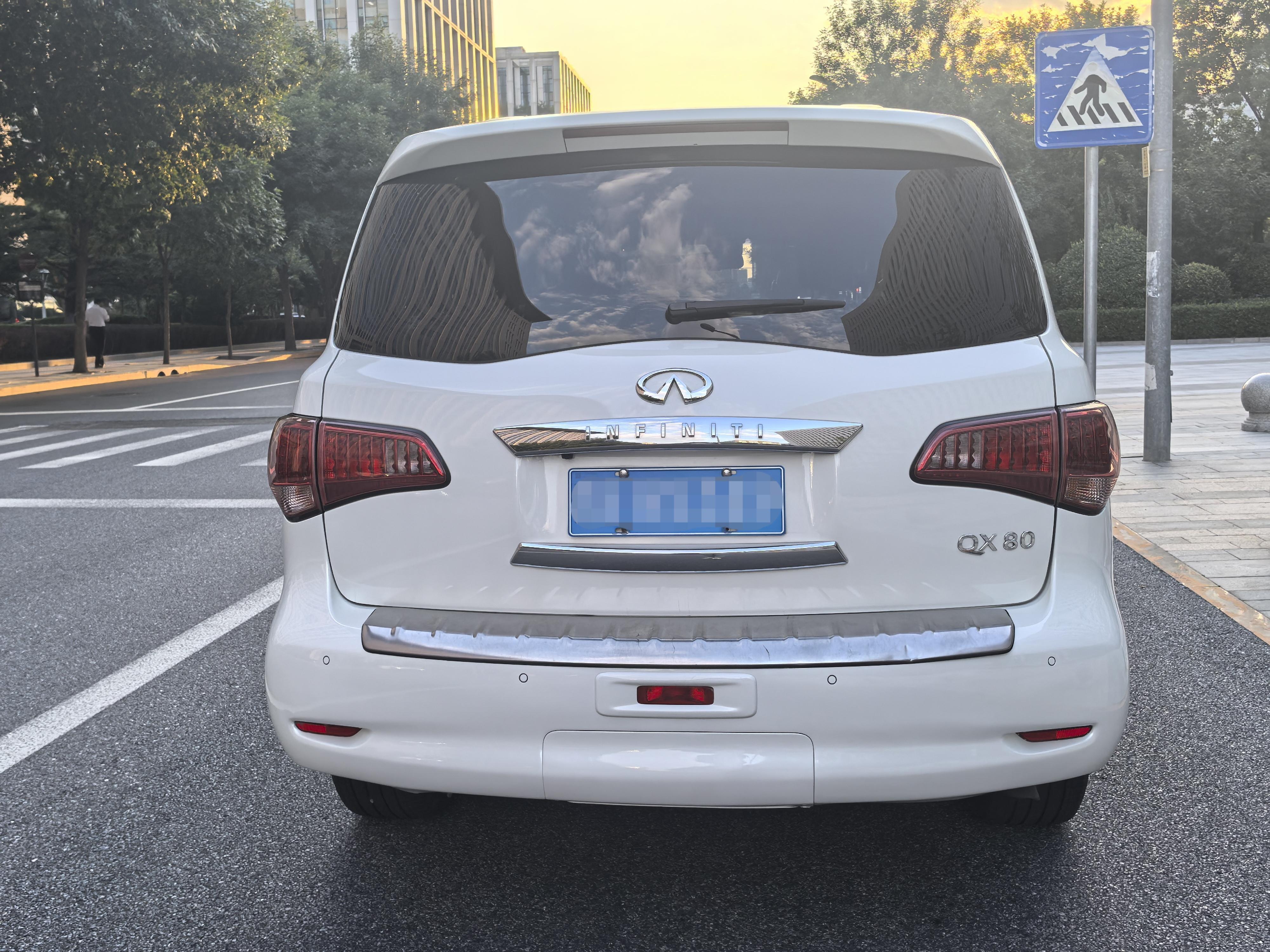 Infiniti QX80 2016 thumb 3