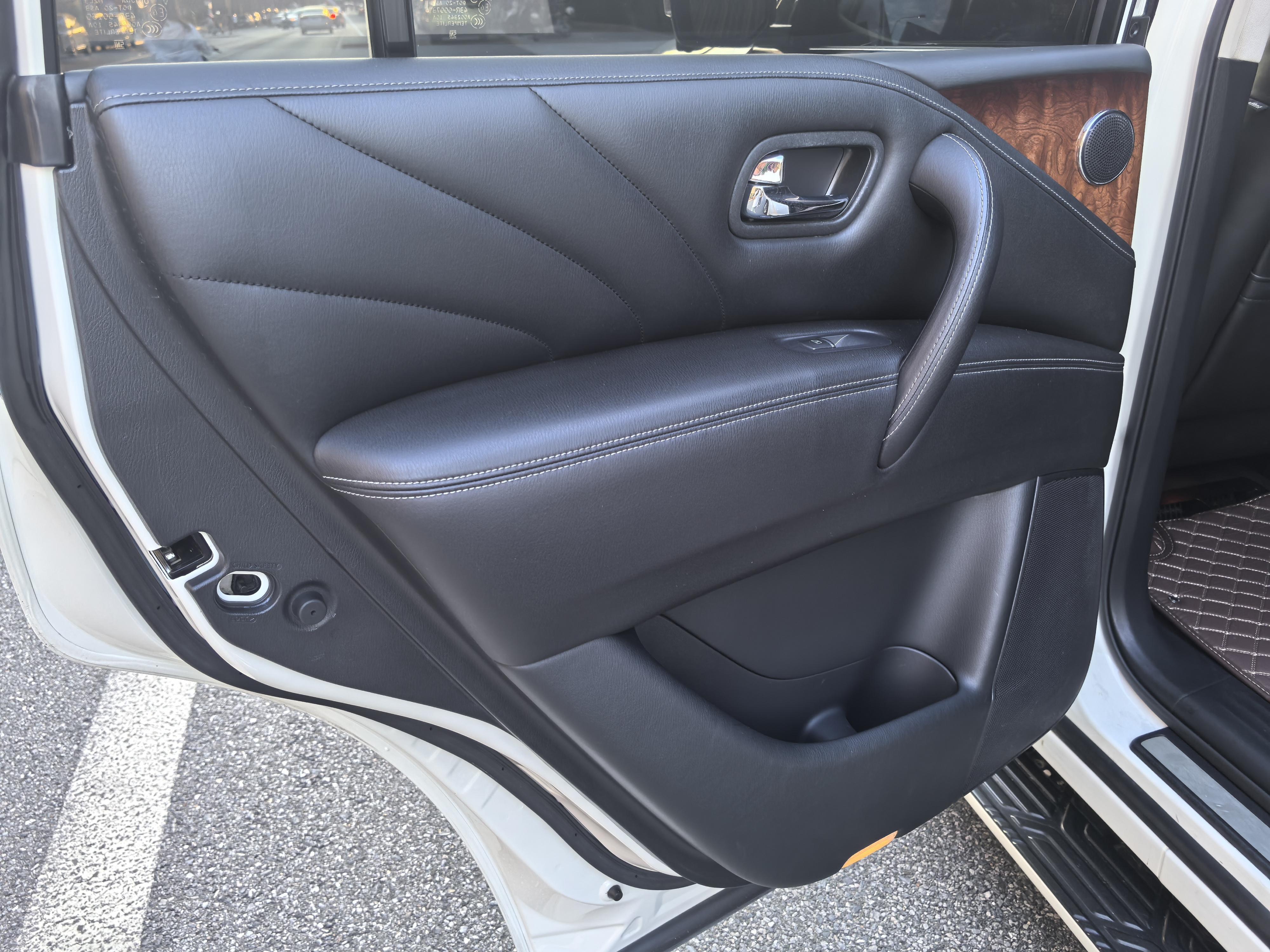 Infiniti QX80 2016 thumb 7