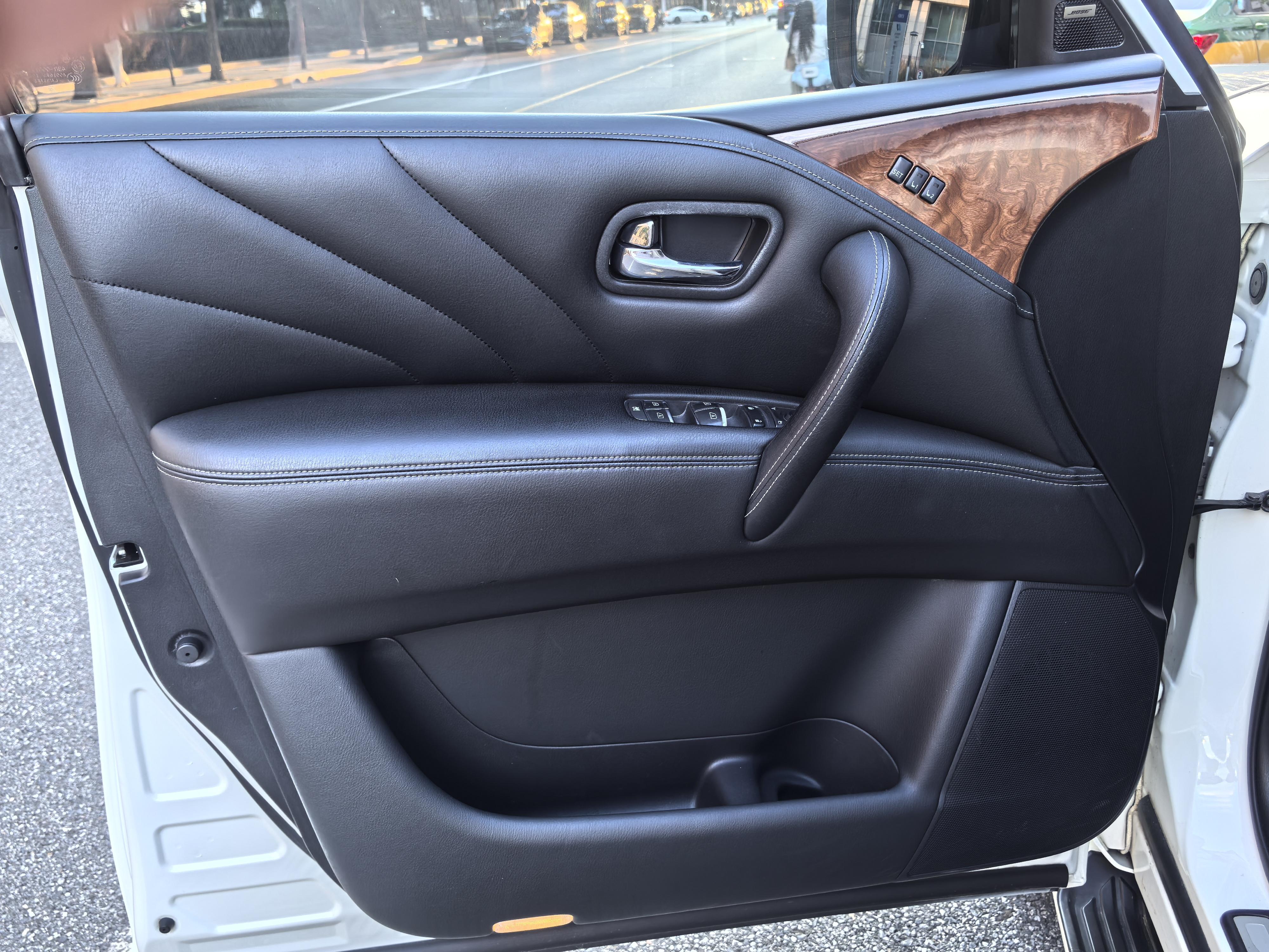 Infiniti QX80 2016 thumb 12