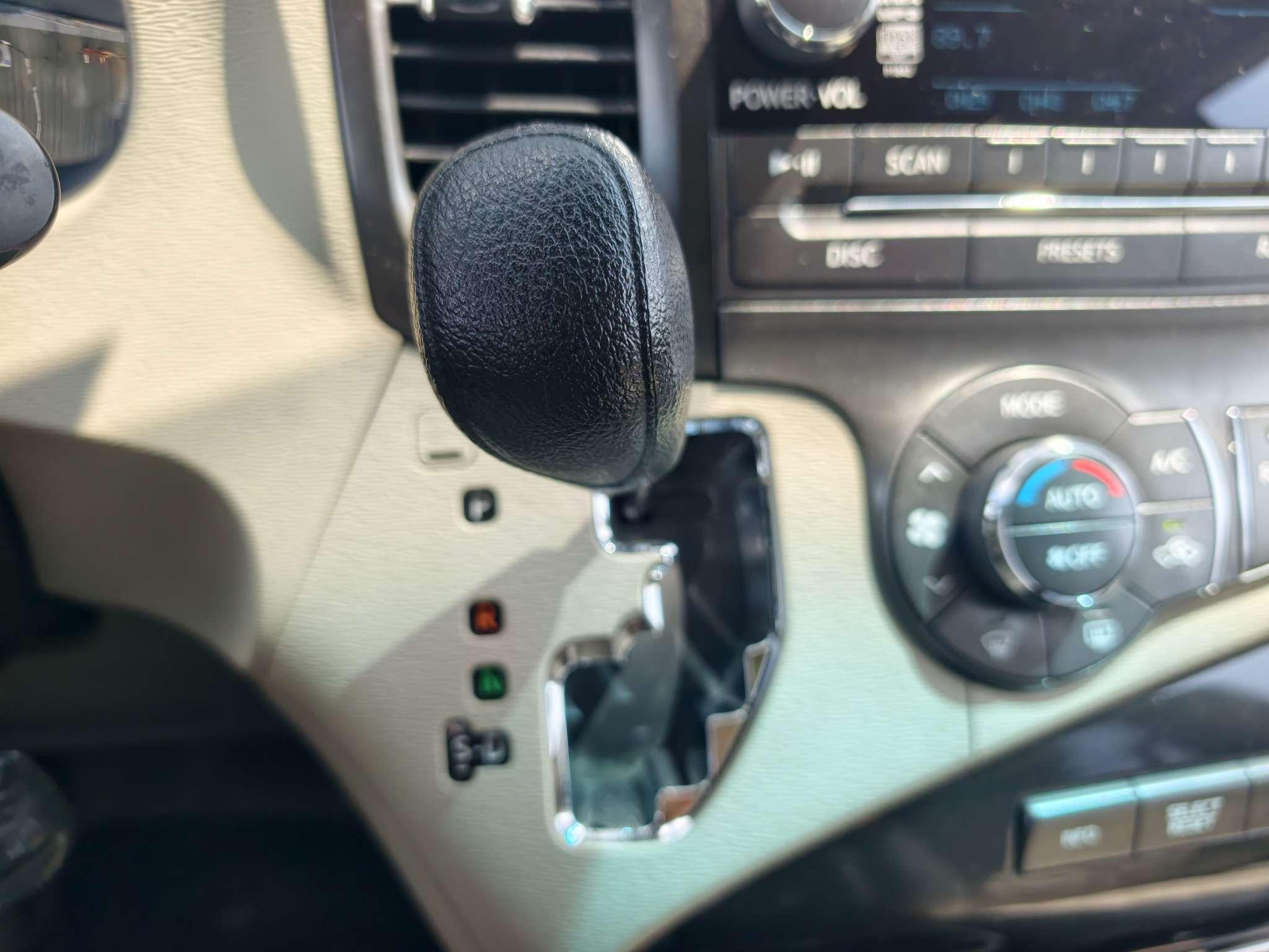 Toyota Sienna 2015 thumb 10