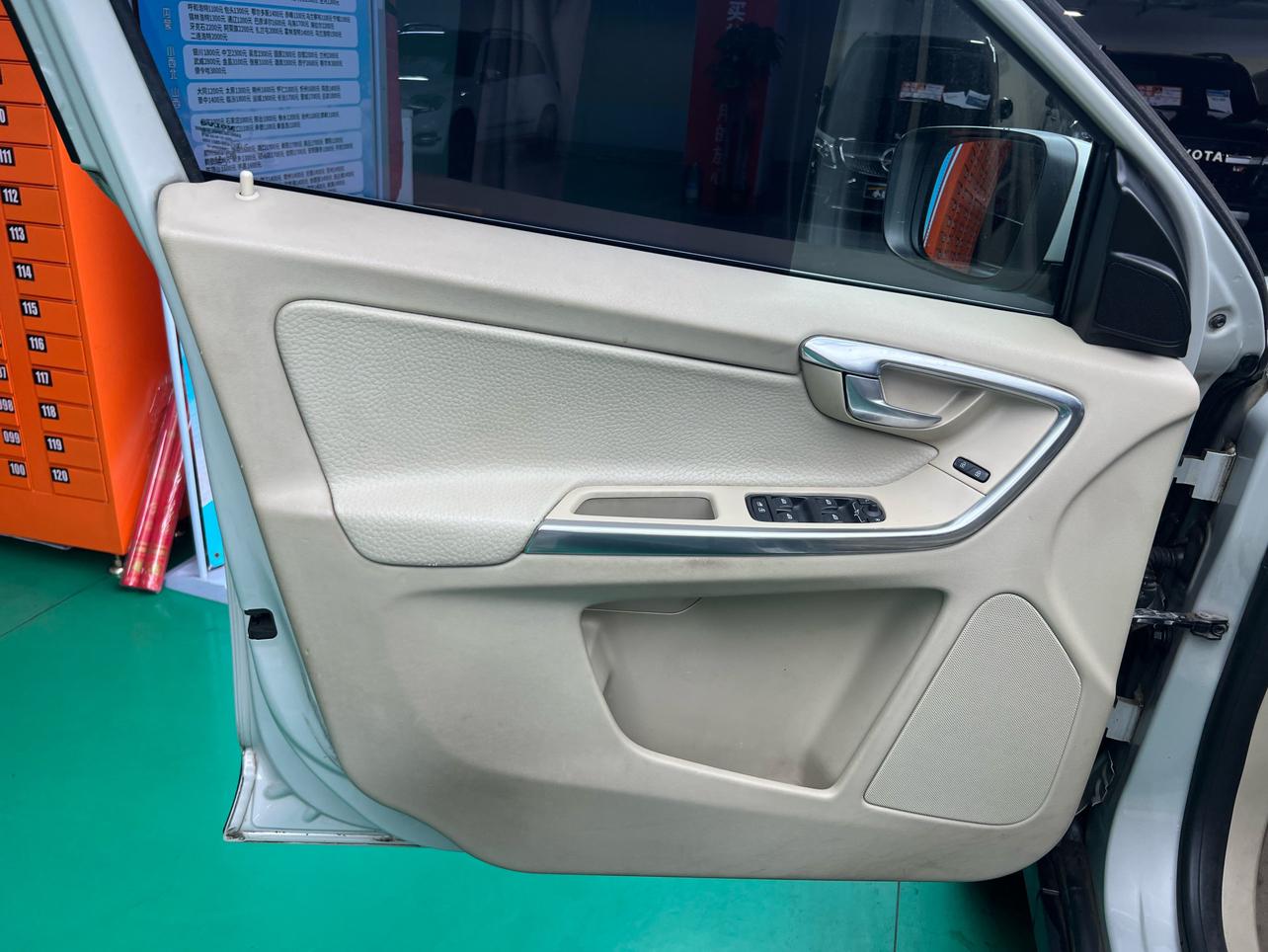Volvo XC60 2012 thumb 9