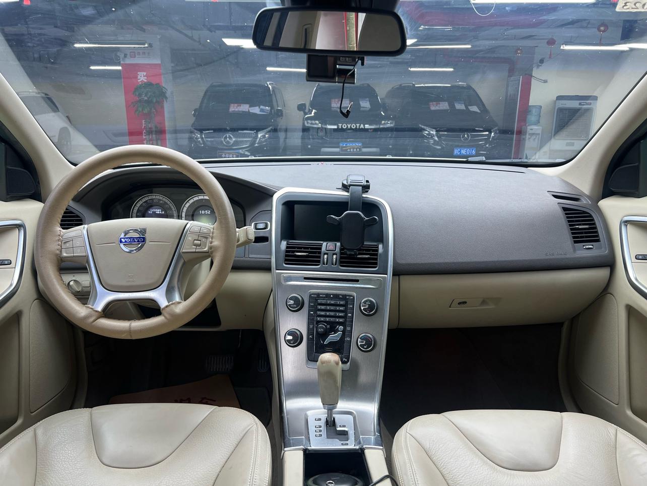 Volvo XC60 2012 thumb 10