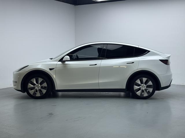 Tesla Model Y 2022 thumb 2