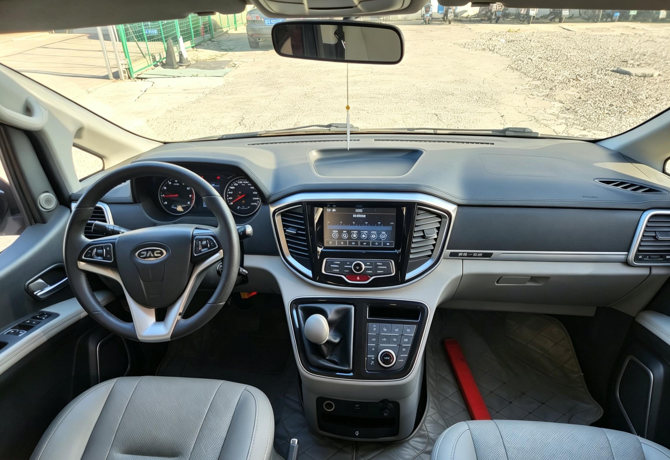 JAC Refine M4 2016 thumb 6