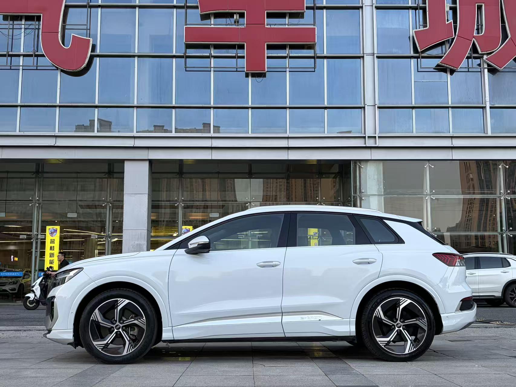 Audi Q4 e-tron 2023 thumb 2